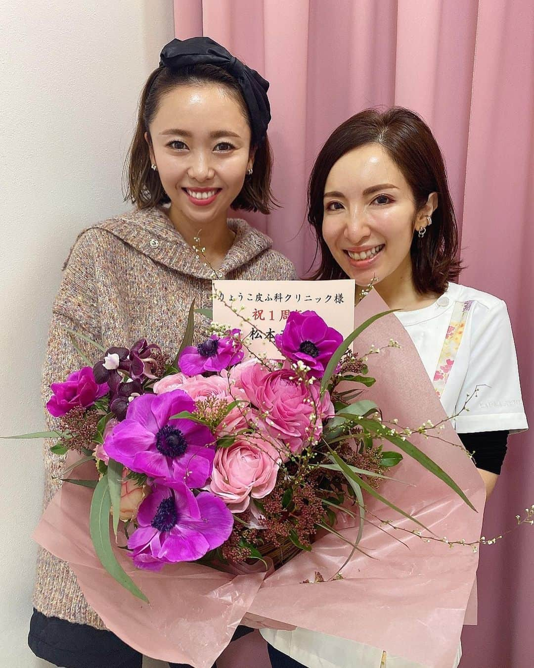 松本亜希さんのインスタグラム写真 - (松本亜希Instagram)「・ よくご質問いただく肌管理とゼオスキンのことについて、長くなりますがフィードにもまとめておこうと思います。 @ryokoskinclinic には定期的に行かせてもらっています♡  ゼオスキンは、元旦から使い始めて、毎月お肌の具合見てもらっていますが、先月行った時に、すっぴん肌がめちゃくちゃ明るくなってるよと言ってもらえて、自分でも実感していたのでやっぱりか。と嬉しくなりました💕 私のゼオスキンの実感している効果は、くすみがとんだのと、シミが薄くなってきてること。  現在は、ゼオスキンは毎日使ってはなくて、ゼオスキンを使う前のスキンケアと併用しています。 週2か3使うのがいいかなって先生とお話ししました☺️ #よくご質問いただくゼオスキンの使い始めた時のレポはtopページでハイライトにまとめています　　  クリニックでの肌管理は、その時のお肌の悩みや状態、ダウンタイムが出てもスケジュール的に大丈夫か？とかで何をするかを決めてもらっています。 涼子先生のクリニックに通い始めて明らかにお肌が変わったし、お肌を褒めてもらえることも増えたので、これからも変わらず定期的に通う！！  1枚目の写真は、涼子先生のクリニックが1周年を迎えられた時の📷 本当に可愛くて親切でお肌ピッカピカの涼子先生💓  コラボ商品もいつも可愛い可愛いと言ってくれて購入してくださったり、popupにも診療を終えて猛ダッシュで来てくださったりと本当優しい先生🥺 しかも、スタッフの皆さんも購入してくださったりと皆さん本当優しい方ばかり。 美容クリニック選び、もちろん技術も気になるけれど、私は先生やスタッフの方の人柄も正直気になるポイントです。 本当良いクリニックに出会えたなぁって行くたび思わせていただいてます😌  @ryokoskinclinic_artmake @yui_takadera も本当にこちらでしてもらってよかったって思っています。 アートメイクはもう2回終わっていて、before⇄afterを載せた方がわかりやすいと思うのでまた後日。  長くなりましたが、私のお肌事情でした♡ またスキンケアライブとかもしたいな😌 _________________________________________ #千里中央 #りょうこ皮ふ科クリニック #senritoよみうり#皮膚科 #肌管理 #美容皮膚科 #レーザー治療 #シミ取り#ゼオスキン #ピコレーザー #美容#アートメイク眉 #アートメイク #マッサージピール #エンビロンエステ」4月5日 14時01分 - m_akiron