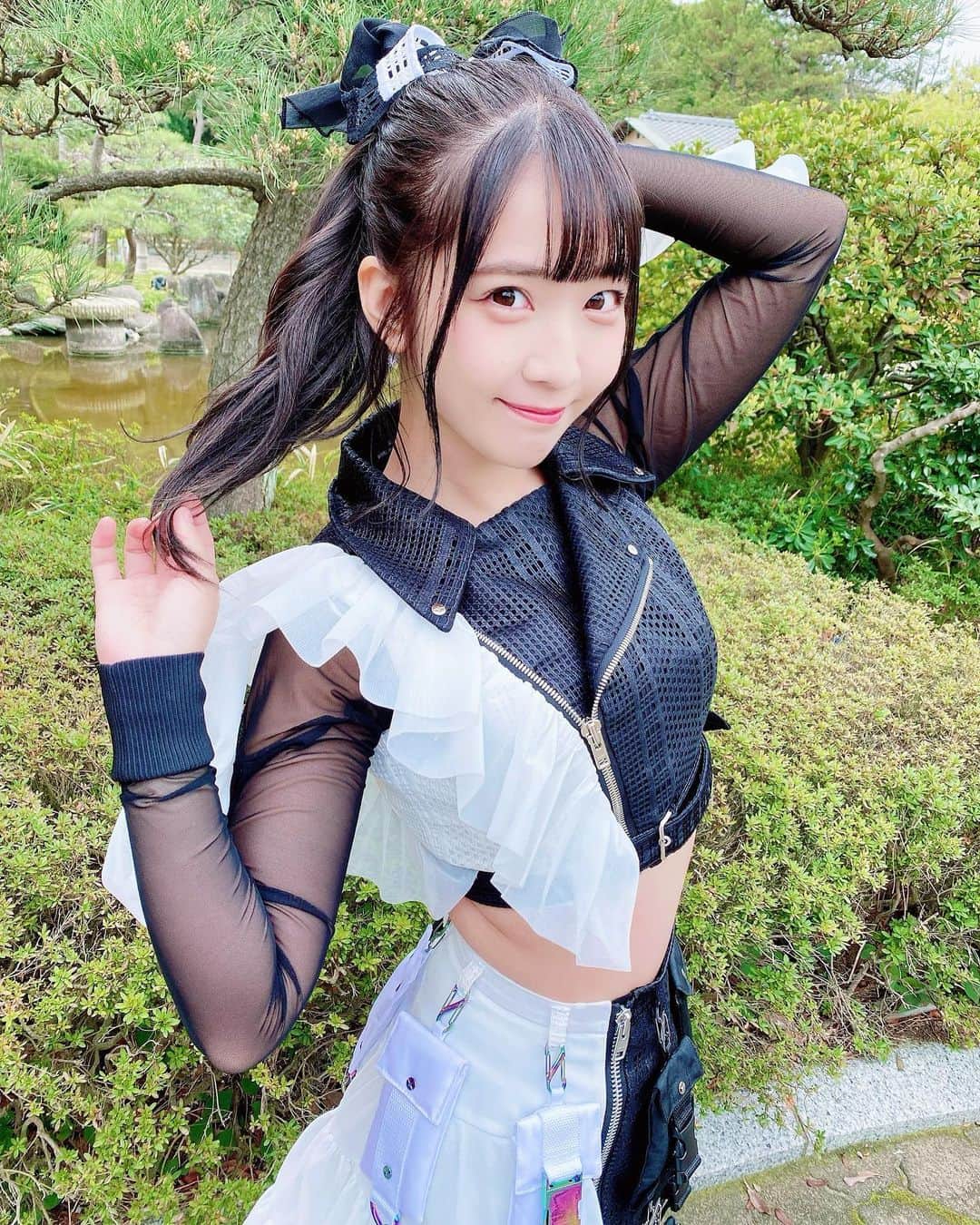 天羽希純のインスタグラム：「大正解？  #ポニーテール #ヘアアレンジ #ポニーテールアレンジ #アイドル衣装#コスプレ #cosplay  #japanesegirl  #可愛い女の子 #グラビア #gravure #グラドル #アイドル #Japaneseidol #撮影会 #撮影会モデル #被写体 #お腹 #フェチ #へそ出し」