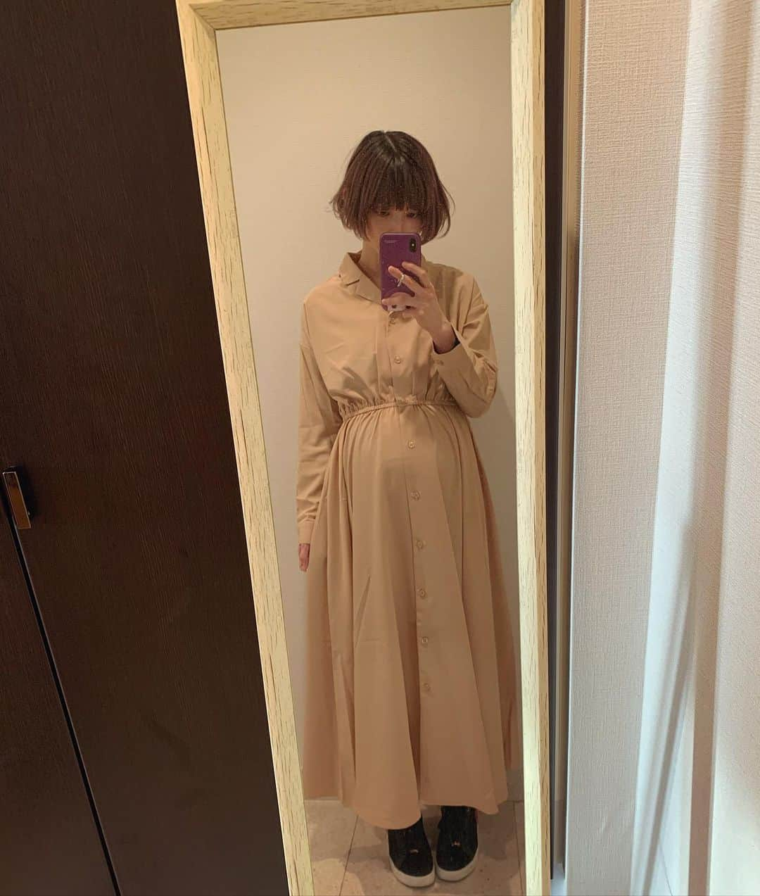 最上もがさんのインスタグラム写真 - (最上もがInstagram)「寒かったり暑かったり 服に困る時期ですねえ。 前に撮ってたマタニティコーデの続きです。 今回もタグ付けしてあります〜。  ちなみにユニクロのマタニティレギンスは本当に良いです！ いつもはいてる。。 締め付け感一切ないし肌触りも最高。 おうちモードのときも、日常的にも使えます。  お腹が本当に重くなってきて 寝返りとかも痛みを感じるようになってますが ちまちま筋トレ＋散歩とかしてたら 腰痛はかなり無くなりました。！ 相変わらずの頻尿だけど😂 歩いてるとすぐトイレいきたくなる。  あとモンハンライズをかなりやってるんですが メンタルにもとても良い。笑  そいえばマタニティフォト撮ろうか悩んでます。 (人様に見せるかは別として。。)  検索したらペイントとか、花冠＋ドレス風が多かったけど 自分には似合わなそう感がすごくて笑 シャツワンピとかでシンプルに撮ってもらおうかなあ。 こういうのみんなはみたいもの？ なんにせよ記念では撮るかもだけれど！」4月5日 15時08分 - mogatanpe