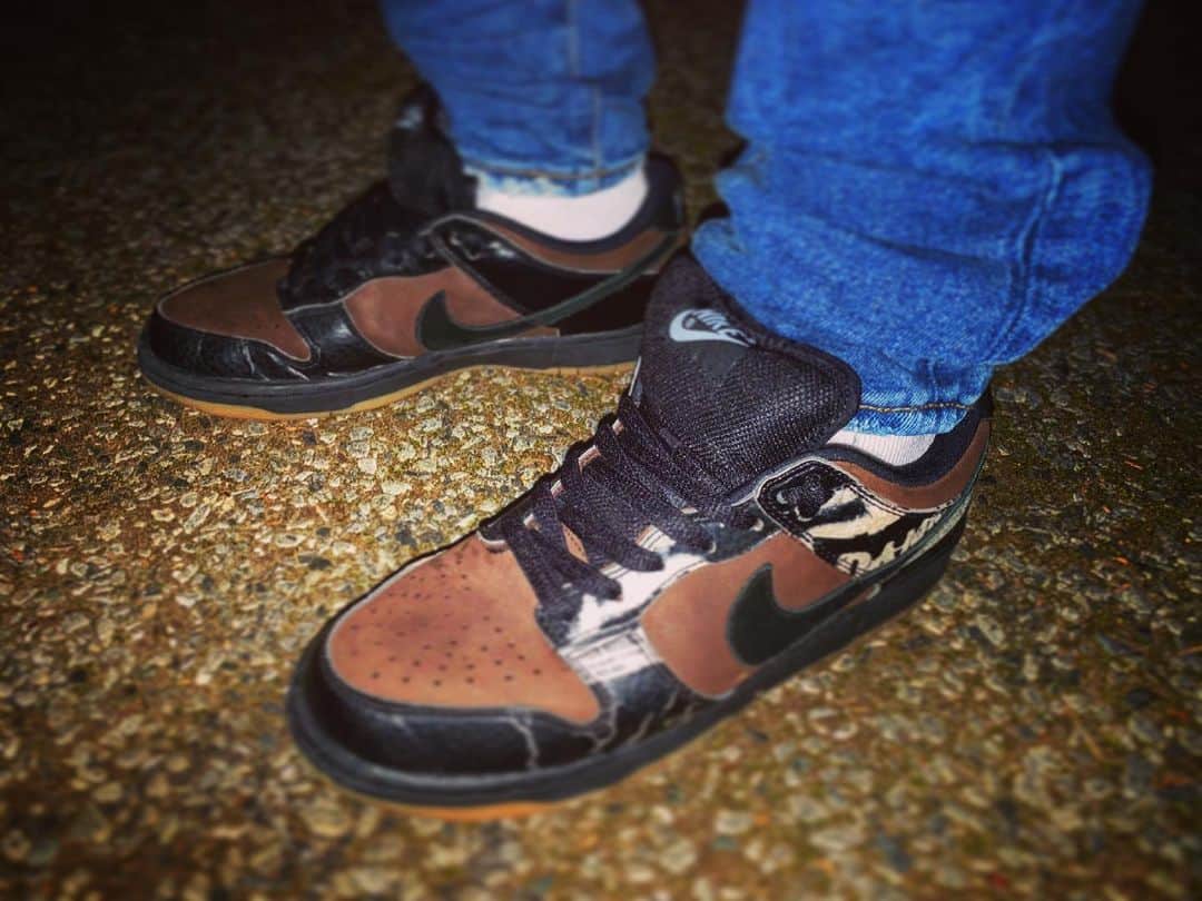 荒木駿平のインスタグラム：「1/256 . @zooyorkofficial ✖︎ @nikesb  . @danny.supa が当時愛用してたデッキのデザインと @ocularge が愛用してたステンシルを元にしたフォントがプリントされた一足 . 色味とひび割れ具合がめちゃくちゃいい味出してます。 . . #zooyork #dunk」