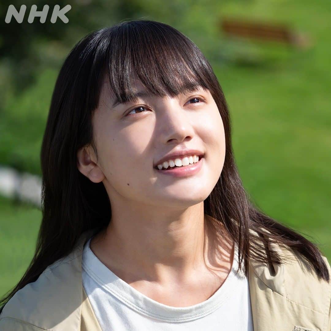 NHK「おかえりモネ」のインスタグラム：「☺ #おかえりモネ 人物紹介🐟【 #清原果耶 】  宮城県 #気仙沼 の島で生まれ育ったヒロイン・永浦百音(ももね)。  愛称は“モネ”  高校卒業後、森林に携わる仕事に就き #登米 で暮らしはじめる🗻  ある出会いをきっかけに、天気に興味を抱くように…。  🌞 #5月17日放送開始 🌞」