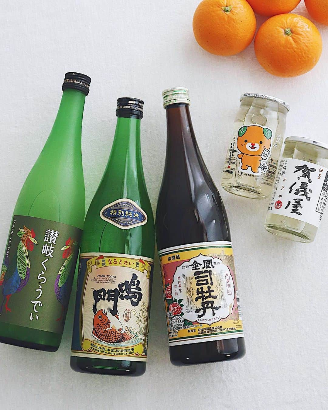 樋口正樹さんのインスタグラム写真 - (樋口正樹Instagram)「🍶 . 勝手に日本酒マラソン、 今月４月は全て四国で、 お友だちからの嬉しい 嬉しいいただきもの〜🤗 . 左から順に、香川県の 川鶴の讃岐くらうでぃ。 ６度という低い度数で ごくごく飲めてしまう さわやかで甘酸っぱい 大人のカルピス？って 呼ばれる楽しみな１本。 . 左２番目は、徳島県の 本家松浦酒造の鳴門鯛。 燗酒コンテスト金賞の 燗酒が美味い特別純米。 今夜はこれを頂きます🍶 . 左３番目は、高知県の 司牡丹の金凰司牡丹で 安価な本醸造酒だけど、 吉田類さんが無人島に 持っていきたい一本に 選んだという話のお酒。 . 愛媛県はワンカップで、 右上は今治八木酒造部、 山丹正宗の本醸造酒で 可愛いみきゃんカップ。 右下は西条の成龍酒造、 伊予賀儀屋の純米吟醸。 . 勝手に日本酒マラソン 残り３１都道府県です。 ワンカップを攻めれば コスト的に完走が楽ね😁 . ちなみに右上の柑橘は 愛媛産の清見オレンジ🍊 . . #勝手に日本酒マラソン #香川のお酒 #川鶴酒造 #讃岐くらうでぃ #大人のカルピス #徳島のお酒 #本家松浦酒造 #鳴門鯛 #高知のお酒 #司牡丹 #司牡丹酒造 #金凰司牡丹 #愛媛のお酒 #今治八木酒造部 #山丹正宗 #みきゃんカップ #成龍酒造 #伊予賀儀屋 #清見オレンジ #飲み比べ #日本酒 #日本酒好き #日本酒飲み比べ #日本酒男子 #日本酒好きな人と繋がりたい #角打ち #備忘録 #お酒の備忘録 #sake #🍶」4月5日 15時11分 - higuccini