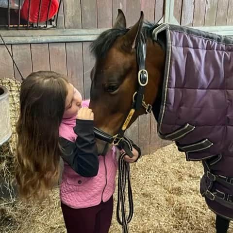 チャーリー・アダムのインスタグラム：「Good luck today in your 1st show with Mouse ❤️ @sophieadam26 @beingbelles」