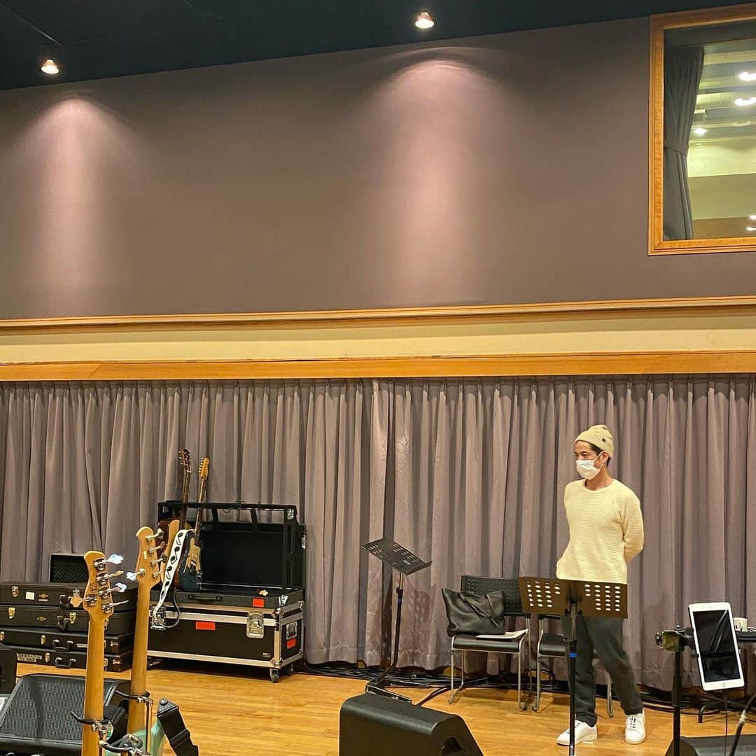 久保田利伸のインスタグラム：「ツアー再開に向け、リハーサルがスタートしました🎸🥁🎤🕺  #久保田利伸  #beautifulpeople  #久保田もメンバーも #1年ぶりに全員集合」