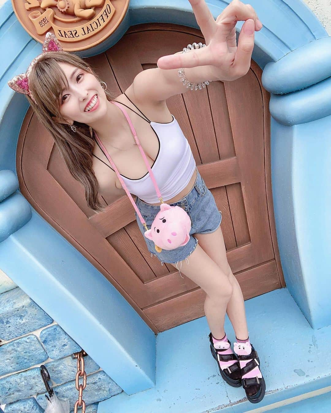 美女美容事情さんのインスタグラム写真 - (美女美容事情Instagram)「《Disney☆ピース✌︎🐭🏰》 *⁠⠀⁠⠀⁠⠀⁠⠀ リポストを使って、素敵な写真📷✨を投稿されてる方を紹介させて頂く⠀⠀⠀⁠⠀⁠⠀⁠⠀⁠⠀ 【💄美女美容事情💅】のコーナーです✨⁠⠀⁠⠀⁠⠀⁠⠀ *⠀⠀⠀⠀⠀⠀⁠⠀⁠⠀⁠⠀⁠⠀ いいねやコメント、フォローして応援してね❤︎🥰🎶⁣⁠⠀⁠⠀⁠⠀⁠⠀ *⠀⠀⠀⠀⠀⠀⁠⠀⁠⠀⁠⠀⁠⠀ 今回ご紹介させて頂きますのは❤︎⁠⠀⁠⠀⁠⠀⁠⠀ ききまるさん< @kikigram_97 >の素敵なお写真📸⁠⠀⁠⠀⁠⠀⁠⠀ *⁠⠀⁠⠀⁠⠀⁠⠀ 明るく元気なピースが素敵!!✌︎👀✨ ききまるさんと行くディズニーランドは最高に楽しそうです☺️🧡 *⠀⁠⠀⁠⠀⁠⠀⁠⠀ ききまるさんのアカウントには他にも素晴らしい投稿が沢山ありますので是非覗いてみてくださいね💁‍♀️💙⁠⠀⁠⠀⁠⠀⁠⠀ *⠀⁠⠀⁠⠀⁠⠀⁠⠀ ききまるさん< @kikigram_97 > ⁠⠀⁠⠀⁠⠀⁠⠀ 素敵な投稿ありがとうございました☺️📸✨⠀⠀⠀⁠⠀⁠⠀⁠⠀ △▼△▼△▼△▼△▼△▼△▼△▼△▼ ⁠⠀⁠⠀⁠⠀ ❤🧡💛「美女美容事情」💚💙💜⠀⠀⠀⠀⠀⠀⠀⠀⠀⠀⠀⠀⠀⠀⁠⠀⁠⠀⁠⠀⁠⠀⁠⠀ 👇掲載ご希望の方は👇⠀⠀⠀⠀⠀⠀⠀⠀⠀⠀⠀⠀⠀⠀⠀⁠⠀⁠⠀⁠⠀⁠⠀⁠⠀ @b_b_j.jタグ付けと🖤 # ビジョビ ⁠⠀ 🖤タグ付けお願いします✨⠀⠀⠀⠀⠀⠀⠀⠀⠀⠀⠀⠀⠀⠀⠀⁠⠀⁠⠀⁠⠀⁠⠀⁠⠀ △▼△▼△▼△▼△▼△▼△▼△▼△▼ ⁠⠀⁠ #美女 #美容 #ディズニー好き #ディズニー女子 #ディズニー #ディズニーランド #ディズニーシー  #ディズニーリゾート #ディズニーコーデ #ハムコーデ #disney #disneyland #disneysea #disneyresort #tdl #disneycode #disneygirls #japanesegirls」4月5日 17時01分 - b_b_j.j