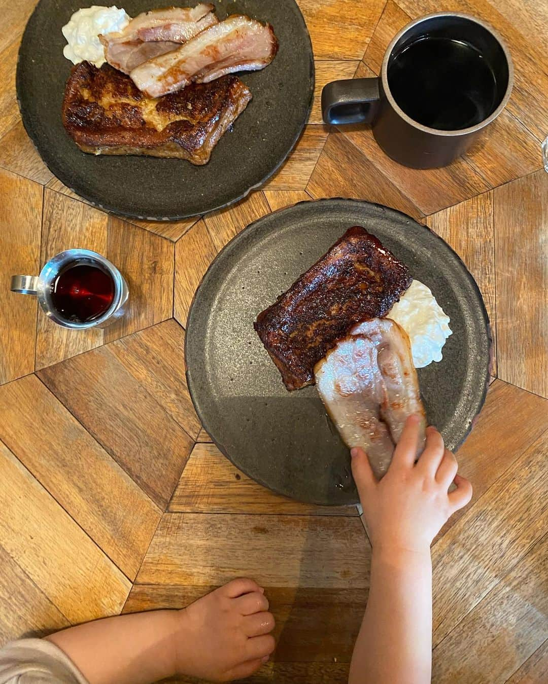 長谷川あやさんのインスタグラム写真 - (長谷川あやInstagram)「🥣🥣🥣#bistrorojiura#frenchtoast#あや飯 ・ ・ ・ 毎回👧にフライングされるご飯😂💭 ・ 久しぶりにまりやさんと朝活✨ 毎回美味しいお店教えてくれて ありがとうございます😊💓 ・ 娘はひたすら『パン』をオーダーしてました🙋‍♀️ （溢れる居酒屋感。笑）」4月5日 16時56分 - ayasuke_0516