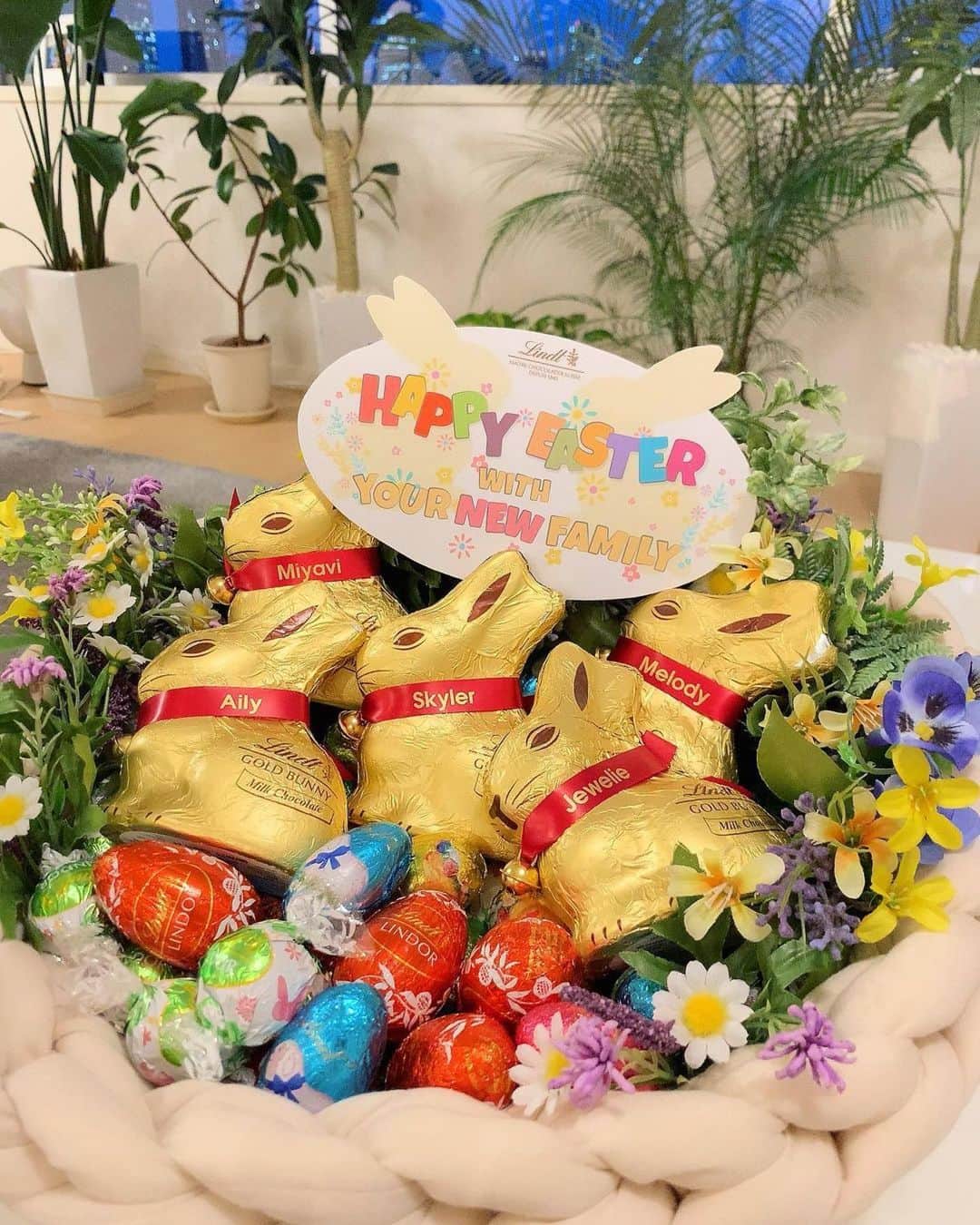 雅-MIYAVI-さんのインスタグラム写真 - (雅-MIYAVI-Instagram)「Happy yummy Easter 😋Thx! @lindt @lindt_chocolate_japan #Repost @melody_lee_ishihara ・・・ Happy Easter!! 🐣 Hope everyone has a wonderful day💕  Skyler’s first ever Easter✨💕   ✨🐣The BEST chocolate eggs, thank you @lindt_chocolate_japan 🙏✨✨」4月5日 17時04分 - miyavi_ishihara