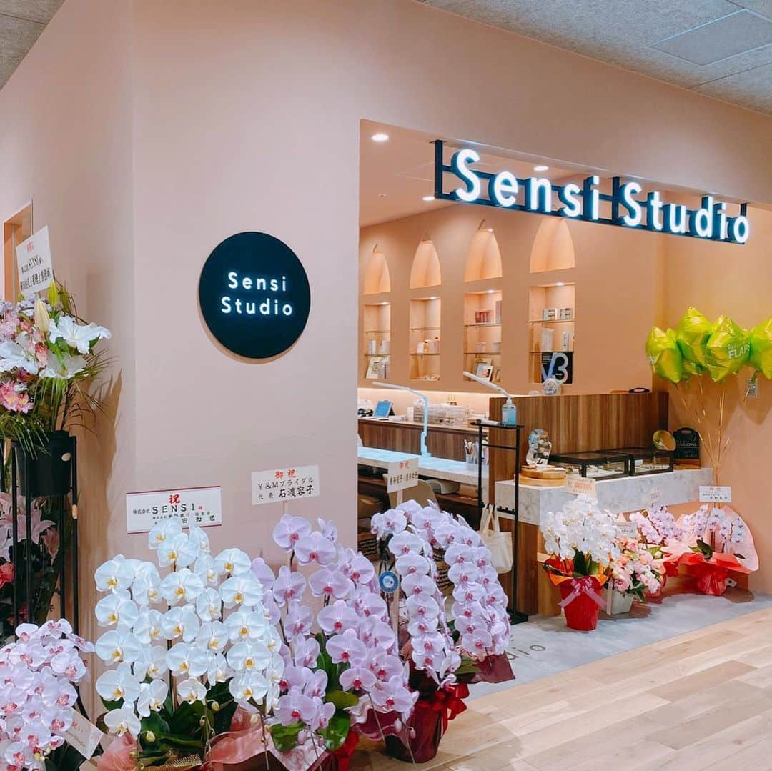 佐藤弥生のインスタグラム：「お友達＠mamikivi がネイルサロンをオープンしました💅 「Sensi studio」💓 お店かわっ♡♡♡ 柏にある@sensi_nail_の2号店です！ ・ 流山おおたかの森駅前に新しくできたFLAPSの5Fにあります💓 ・ いつも@sensi_nail_rihoさんにやってもらうんだけど、本当に可愛くてセンス溢れるネイルを施してくれます✨✨ ・ お近くにお住まいでネイルサロンをお探しの方、ネイル難民の方、最先端のネイルをしたい方はぜひ💅 #sensi_nail_#sensi_nail_mami#sensi_nail_riho #ネイル#ハンドネイル#フットネイル#mamiviki」