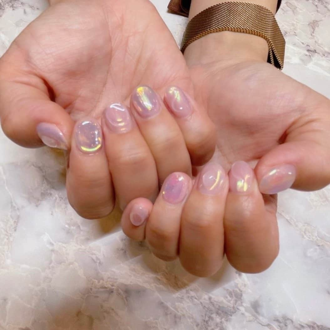 佐藤弥生さんのインスタグラム写真 - (佐藤弥生Instagram)「New nail💅 ハンドのこれ"氷ネイル🧊"っていうんだって♡ トゥルンってしてて涼しげで気に入ってます♡ ・ フットは大好きなテラコッタカラー♡ もうすぐサンダルの季節ですね👡💓 サンダルの時も、お風呂の時も、足元を見るたびに、るんってなります！ 春から冬にかけてだけでもフットネイルおすすめですよー😊 #sensi_nail_#sensi_nail_riho #ネイル#フットネイル」4月5日 17時47分 - sato__yayoi