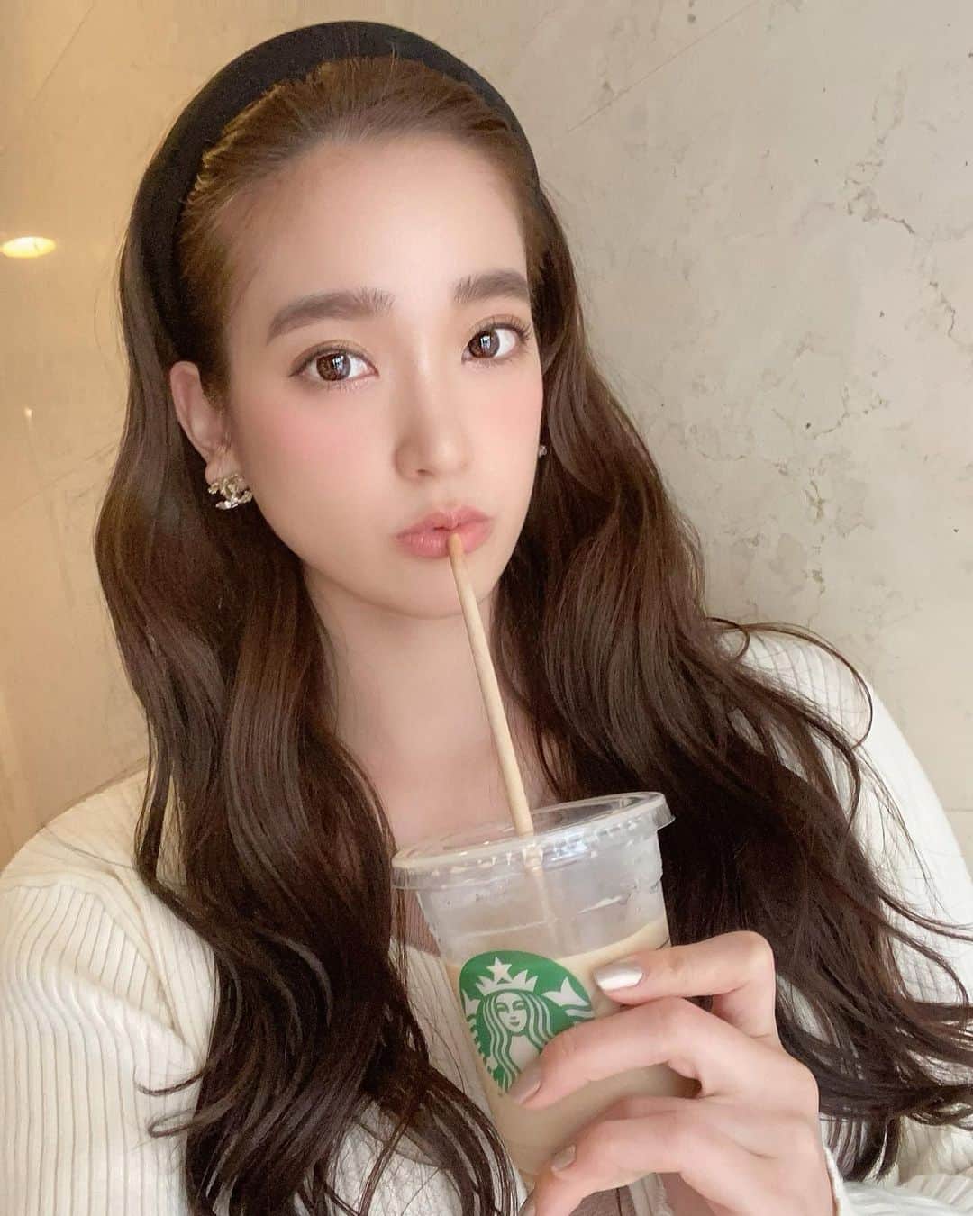 太田麻美のインスタグラム：「🥤🤍  カチューシャ... @redyazel   #starbucks #teatime #redyazel #headbang #headaccessories #headband #chanel #makeup #hairmake #カチューシャ #スタバ #ソイラテ #レディアゼル #シャネル #ロングヘア #巻き髪 #ヘアメイク」