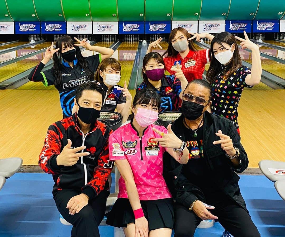 黒田アーサーのインスタグラム：「月曜日は花きゃべつリーグ🌼 名和秋プロ💕渡辺けあきプロ💕秋山希望プロ💕飯田菜々プロ💕矢野朋代プロ💕熊本美和ちゃん💕KORN兄貴💕フルメンバー参加でした😉✨ #東京ポートボウル #花きゃべつリーグ #公式アンバサダー #黒田アーサー」