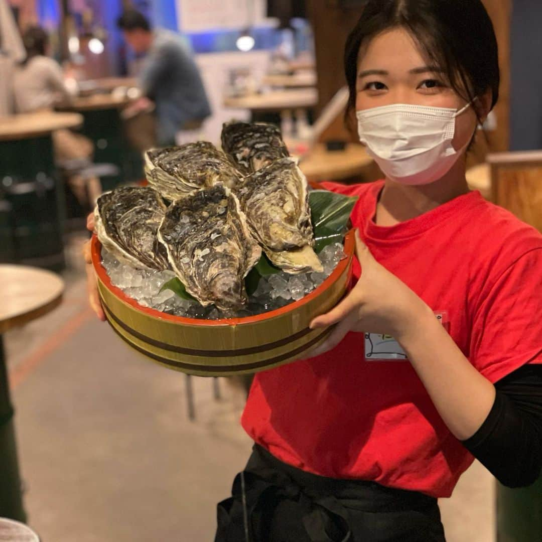 海千山千番長なんば店〈公式〉さんのインスタグラム写真 - (海千山千番長なんば店〈公式〉Instagram)「アルバイトのひなたです🌼 . 本日から、万延防止のため8時までの営業とさせて頂きます。 . そして、期間限定で特大サイズの‘‘岩牡蠣’’入荷しました！🌊 ぷりぷり新鮮です！！ ‘‘自家製サングリア’’も本日からスタートです🍇✨ 元気もりもりで皆様のご来店お待ちしております🙇‍♂️💪 . #海千山千番長#裏難波店#GEMS難波店#エルカナヤ#裏難波グルメ#焼肉#焼き鳥#浜焼き#お刺身#なんでもあります#道具屋筋#難波千日前#でかい#水槽が#目印です#岩牡蠣#自家製サングリア」4月5日 19時41分 - umisenyamasenbancho