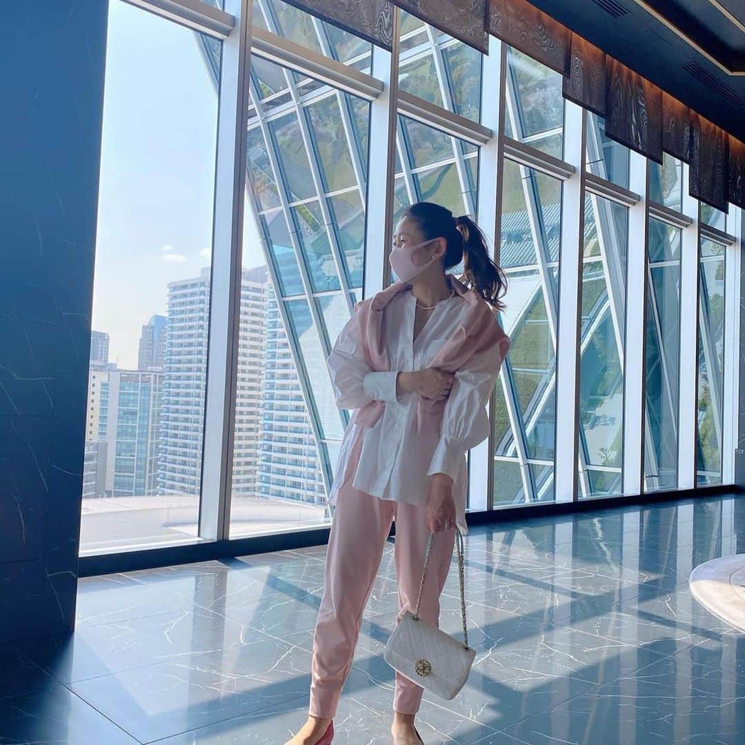 BORDERS at BALCONYのインスタグラム：「@t.krme さまは、ピンクのスウェットをセットアップでご着用💕⁠⁠ ⁠⁠ 白いシャツやパンプスと合わせて、スウェットでありながらも、シックな印象に着こなしてくださっています💗⁠⁠ ありがとうございます！！✨⁠⁠ .⁠⁠ .⁠⁠ Thank you for wearing our items✨⁠⁠ ⁠⁠ She wears pink sweat setup from us!⁠⁠ It's sweat material, but looks so chic with this styling.⁠⁠ Thank you so much💕⁠⁠ .⁠⁠ .⁠⁠ .⁠⁠ いいお天気の中の散策…⁠⁠ 桜も綺麗でたくさん歩いたぁ~🌸⁠⁠ ⁠⁠ Sweat&Pants:#bordersatbalcony⁠⁠ Blouse: #stunninglure⁠⁠ Shoes: #manoloblahnik⁠⁠ Bag: #chanel⁠⁠ #fashion#cordinate#casualstyle #mom#ボーダーズアットバルコニー #スタニングルアー #マノロブラニク #シャネル#ママコーデ #tasaki」