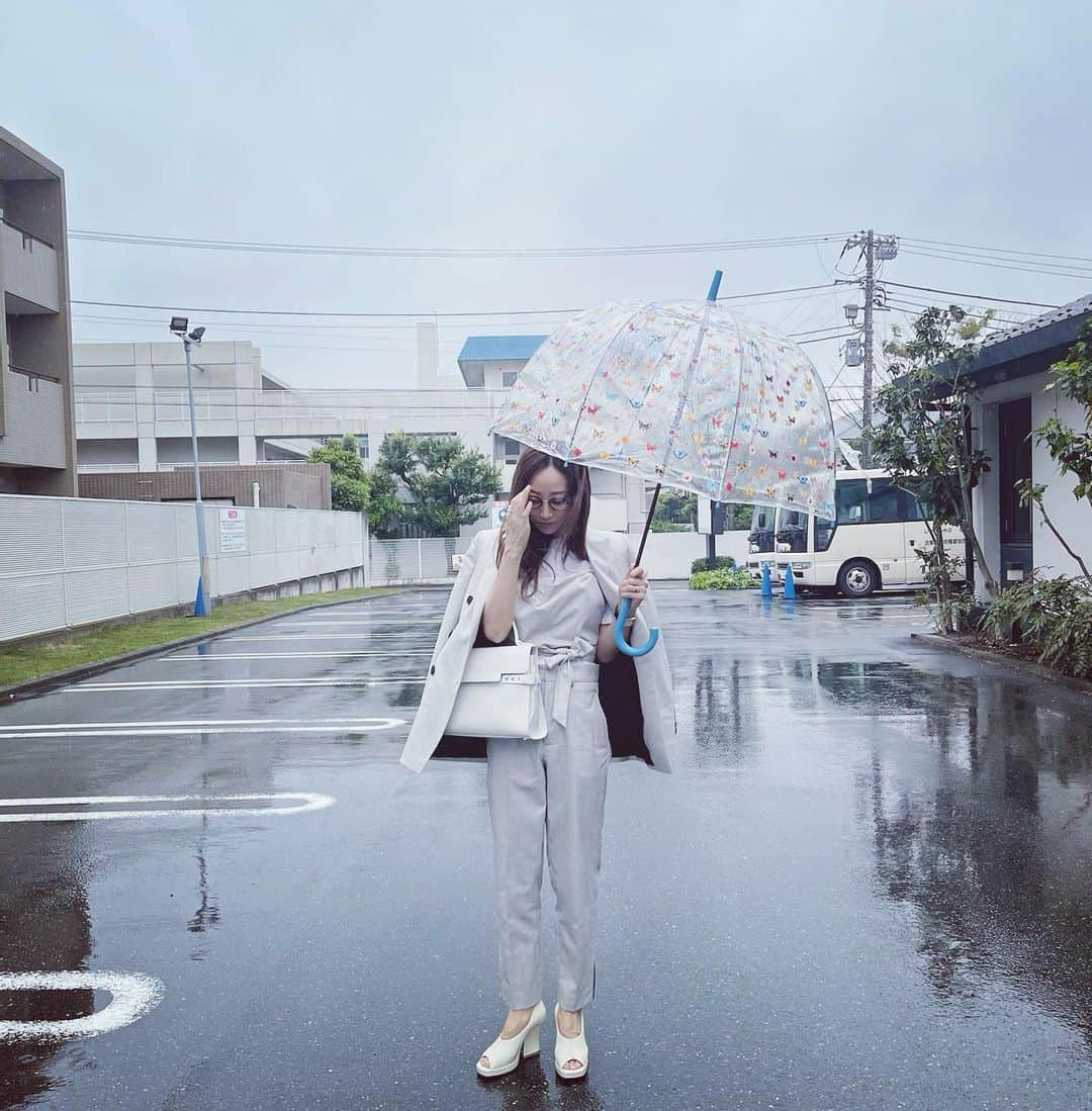 神崎恵さんのインスタグラム写真 - (神崎恵Instagram)「雨の日は嫌いじゃないけど、 月曜日は晴れてほしいな。なんとなく。 気分だけでも晴れるよう傘に蝶をとばした日🦋🌸🦋🌼 今週も、頑張っていこ。  仕事の合間に待ち合わせした長男が撮ってくれました🤳 最近、待ち合わせをすると、服の色が絶妙な具合でかぶっていて。 今日もなんか同じ色だったな。 なんか、ごめんよ、息子😂  #雨の月曜日  #styling  #delvaux  #bottegaveneta #stellarhollywood #fulton  #ayameeyewear   セットアップってかわいいよなぁ。今年は、スリーピースもかわいすぎて。 このジャケット・ビスチェ・パンツのスリーピースも💮🙈💕」4月5日 20時14分 - megumi_kanzaki