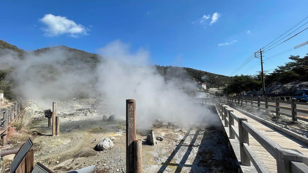 MIHO氏さんのインスタグラム写真 - (MIHO氏Instagram)「雲仙岳🌋  長崎県・島原市にある活火山。  ひとめ見たときに 鹿児島の桜島に似ていると思ったけれど 入ってみるとまた少し雰囲気が違った。  硫黄のにおい、地の底から噴き上がる熱気 その様相から【地獄】と呼ばれている場所。  この雲仙岳は平成2年に噴火しており 土石流、火砕流が流れ込んだ麓の町は 死者、行方不明者多数、多くの建物への被害など、悲惨な災害となった。  自然と共に生きる素晴らしさ、難しさ いろいろ考えさせられた場所。  ． #雲仙岳 #無計画車中泊旅 #VANLIFE」4月5日 20時15分 - _mihoshi.344_