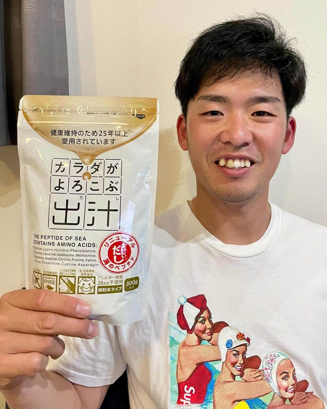 桂依央利さんのインスタグラム写真 - (桂依央利Instagram)「これが、こう🍽(2枚目参照)  ぼくがずっと使ってる出汁を紹介します💁🏻‍♂️ @beevan0417 の出汁なんですが、粉末状なのでいろんな料理に振りかけるだけで楽なんです！しかも美味しい。ほんまに毎日使ってます😊 ステマじゃないよ笑  ぼくは大阪の人間なのでお好み焼きが大好きなんですが、小麦粉や卵はとらないので、お好み焼きは山芋、米粉、そしてこの出汁で作ります🔥 その他シーフードだったり豚バラだったりネギだったり入れたい具材を混ぜて焼くだけなのでめっちゃ簡単です👌🏻  卵がない分、この出汁でまろやかさだったりうまみが出せるのでとってもありがたいです🙏🏻  他にもチャーハン、鍋、炒め物、とにかく何でも使えます！ すこし塩味もあるので味の足しにもなるんですよ👌🏻  安心安全で美味しいものってなかなか見つからないんですが、これは全てを兼ね備えてるので気になる方は是非✨  明日からもガンバロー 沢山応援してね📣！  #桂依央利 #中日ドラゴンズ #カラダがよろこぶ出汁 #おいしいだし #海のペプチド #なんでも料理に使えます #ぼくはかけすぎってくらいにかけてます笑 #桂飯 #お好み焼き #桂クッキング #🍽」4月5日 20時20分 - katsuraiori68