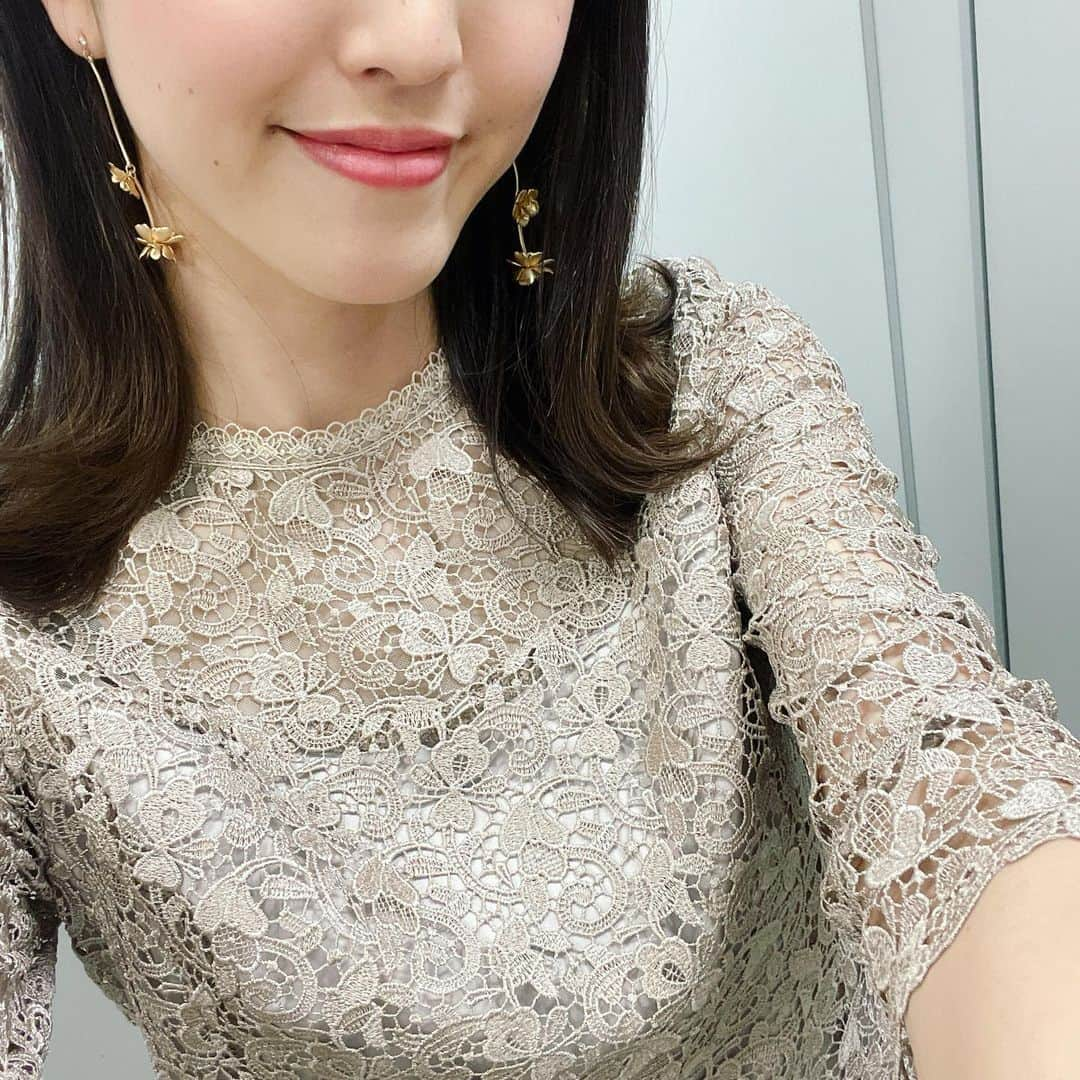 小澤陽子さんのインスタグラム写真 - (小澤陽子Instagram)「𝚊𝚝 𝚠𝚘𝚛𝚔☻  先週末の衣装＆髪型👗✨  どちらも “nuance color” な週末💛🤎  土曜の馬好王国は、 流行りの袖がかわいいデザインのセットアップ🌿 ピアスもかわいい…🤤🎗  日曜の競馬中継は、 GⅠ 大阪杯ということで華やかなワンピース… と思いきや、こちらもセットアップ🌹  音声さんが、ワンピースだと思って マイクをつけるベルトを持ってきてくれる程 ワンピースに見える楽チンセットアップでした😂🌸  #馬好王国 #BSスーパーKEIBA #流行りの袖パフ #ニュアンスカラー #ニュアンスコーデ #アナウンサー #衣装 #アナウンサー衣装 #コーディネート #アナウンサーコーデ #ヘアスタイル #ポニーテール #ハーフアップ #本日の髪型と衣装🌸」4月5日 20時25分 - yoko.ozawa729