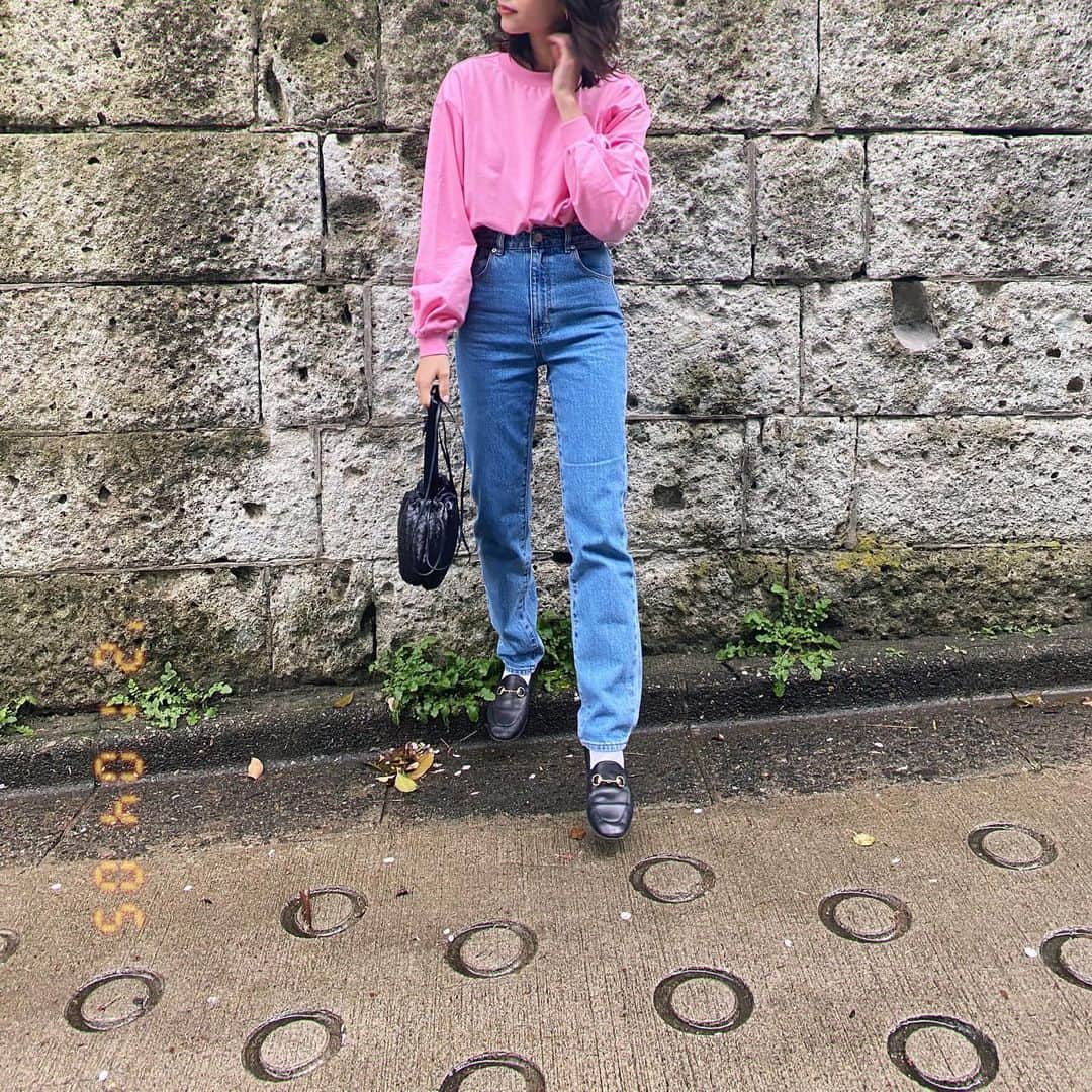 近藤千尋のインスタグラム：「今日は雨だったなぁ☔️ 月曜日なのに週の終わりかって くらい朝から疲れてたから ピンクを着ました、、笑💖 服の色からハッピーに。✌️  雨なのにローファーを選んだのは 我ながら失敗したよ🤦🏻‍♀️笑 👚　@tomorrowland_womens  👖　@rollasjeans  👜　@newbottega  👠　@gucci」