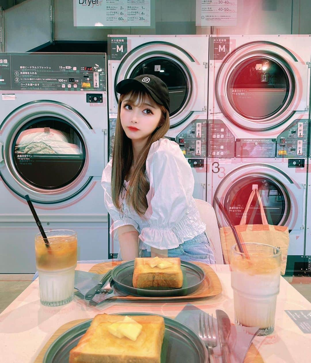 あやちゃんさんのインスタグラム写真 - (あやちゃんInstagram)「コインランドリーでカフェが出来ちゃう激エモいスポット👚🧺☕️🍞💭 ここほんとのコインランドリーなの😳 昼に行くのと夜に行くのでまた別の雰囲気がでていいかも✨ 駅近でアクセスも良かったよ💕 絶対流行るわ😳😳✨✨✨ インスタのキャップかわいいでしょ📷🧡 デニムと靴はGRLだよ🖤 動いてる私はリールにて♡ 📍東京都渋谷区上原3-29-2 🚃 小田急線 東北沢駅（徒歩4分） 🕑【セルフランドリー】 24時間・年中無休 【カフェ・ランドリーアウト・クリーニング】9：00-21：00　 ※カフェ営業当面の間20:00まで 定休日なし 📞 03-6407-8415  #バルコランドリープレイス  #バルコランドリープレイス代々木上原  #balukolaundryplace  #balukolaundryplace代々木上原  #コインランドリー #コインランドリーカフェ #ランドリーカフェ #ランドリールーム #代々木上原カフェ #代々木上原グルメ #東北沢 #東北沢カフェ #下北沢カフェ #下北沢グルメ #東京カフェ #都内カフェ #デニムコーデ #デニムパンツ #カジュアルコーデ #GRL #グレイル #プチプラ #今日のコーデ #ootd #シンプルコーデ #キャップコーデ #エモい #エモい写真 #えもい #フィルムカメラ」4月5日 20時40分 - aya.you.love.r