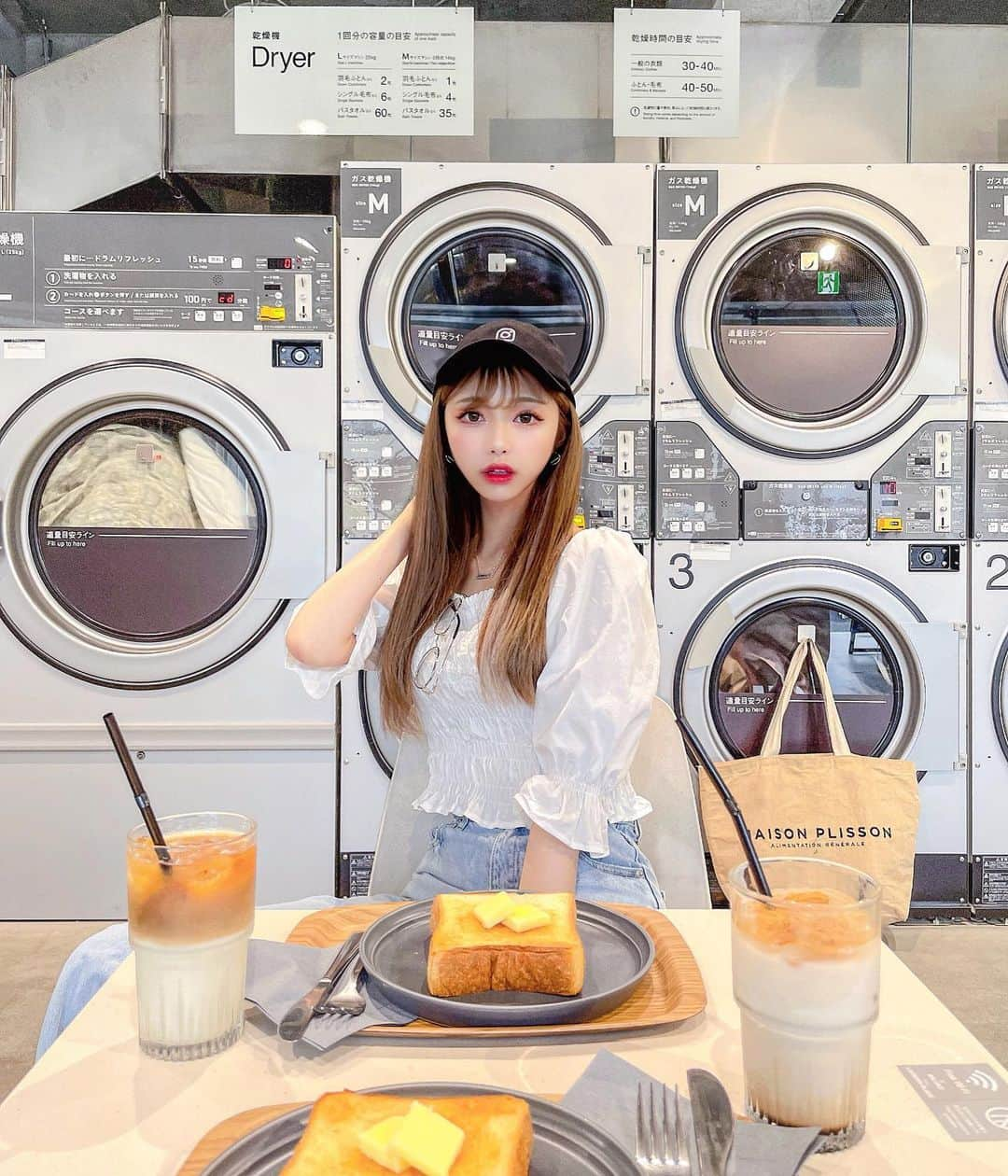 あやちゃんさんのインスタグラム写真 - (あやちゃんInstagram)「コインランドリーでカフェが出来ちゃう激エモいスポット👚🧺☕️🍞💭 ここほんとのコインランドリーなの😳 昼に行くのと夜に行くのでまた別の雰囲気がでていいかも✨ 駅近でアクセスも良かったよ💕 絶対流行るわ😳😳✨✨✨ インスタのキャップかわいいでしょ📷🧡 デニムと靴はGRLだよ🖤 動いてる私はリールにて♡ 📍東京都渋谷区上原3-29-2 🚃 小田急線 東北沢駅（徒歩4分） 🕑【セルフランドリー】 24時間・年中無休 【カフェ・ランドリーアウト・クリーニング】9：00-21：00　 ※カフェ営業当面の間20:00まで 定休日なし 📞 03-6407-8415  #バルコランドリープレイス  #バルコランドリープレイス代々木上原  #balukolaundryplace  #balukolaundryplace代々木上原  #コインランドリー #コインランドリーカフェ #ランドリーカフェ #ランドリールーム #代々木上原カフェ #代々木上原グルメ #東北沢 #東北沢カフェ #下北沢カフェ #下北沢グルメ #東京カフェ #都内カフェ #デニムコーデ #デニムパンツ #カジュアルコーデ #GRL #グレイル #プチプラ #今日のコーデ #ootd #シンプルコーデ #キャップコーデ #エモい #エモい写真 #えもい #フィルムカメラ」4月5日 20時40分 - aya.you.love.r