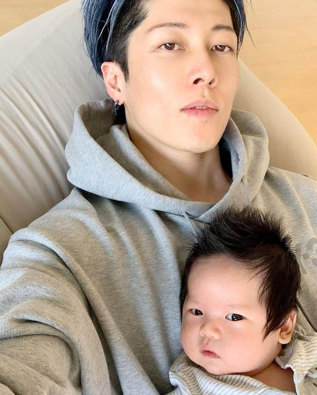 雅-MIYAVI-さんのインスタグラム写真 - (雅-MIYAVI-Instagram)「Never expected that his first skill ever would be Smoldering Intensity haha めっちゃキメ顔なんですけど。笑 #Repost @melody_lee_ishihara ・・・ The precious boys in my life🥰」4月5日 20時37分 - miyavi_ishihara