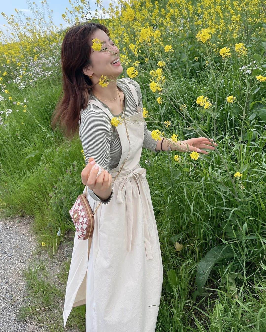 田中優衣さんのインスタグラム写真 - (田中優衣Instagram)「お花投稿続きます🌼🌼 春だな~ 夏に向かってカラフルになっていくのが 好き❤︎  Mistletoeで24日〜 販売開始のお洋服🌿 アカウントの方でも 徐々に載せていきます💓」4月5日 20時38分 - heisei_8nen