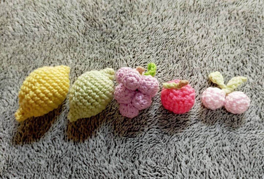 吉川莉早さんのインスタグラム写真 - (吉川莉早Instagram)「果物たちの用途は未定🍋🍇🍎🍒  #かぎ針編み  #編み物」4月5日 20時42分 - liisakawa