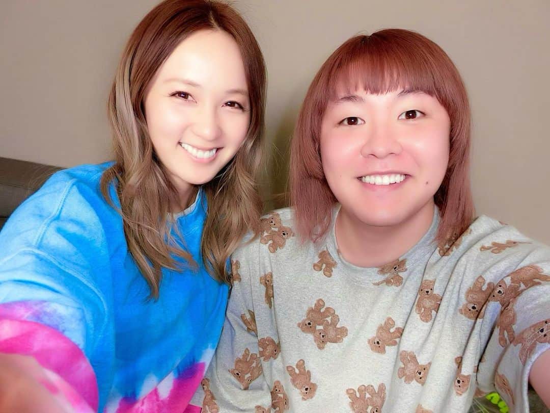ぺえのインスタグラム：「新妻のAmiちゃん💞💞💞 #久々に会ったら幸せそうだった #なんだか異常に輝いて見えた #結婚ってこういうことなのか #支えができた人間ってこういうことなのか #笑顔がいつもに増して晴れやかだった気がする #結婚したことなかったら結婚したいって思うし #結婚してみたらひとりの自由も欲しいってなるだろうし #人生ないものねだりなんだろうね #自分の人生に無いものを探して生きていくんだからそうなるのは当たり前よね #ちょっとカッコいいなって思ったスポーツ選手を一日中検索して気づいたら夜になってたり #出会うことも叶わない俳優と手を繋いで歩いてるのを想像してみたり #こんなことばっかりして私の人生終わるのかなっていきなり現実に戻ってみたり #結局こんな妄想ばっかりしてる生活が自分には合ってるのかなって現実逃避してみたり #でもAmiさん見ててやっぱり近くで誰かに支えられて生きてみたいかもって思えた #別に失敗してもいいから飛び込んでみる勇気が恋愛にだけはない私 #飛び込んで傷つくぐらいなら遠くで見ているだけでいいや #そんな感覚がいつからか自分の中で当たり前になってしまった #Amiさんと初コラボ動画YouTubeにアップしたので見てね #そして今日24時15分から #テレビ朝日#しくじり先生 #生徒で出ますのでぜひ見てね」