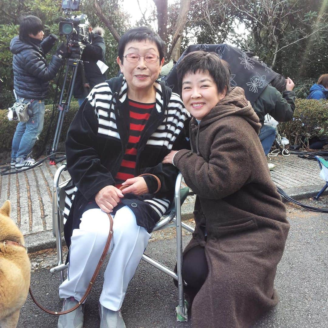 岸本加世子のインスタグラム：「突然の訃報に呆然としています。橋田壽賀子物語では橋田先生ご自身の役をやらせて頂きました。その時の写真です。まだまだお元気でいて下さると思っていたのに。ご葬儀もお別れ会もなく直接お別れ出来ないのも辛いです。 橋田先生。本当にありがとうございました。衷心よりお悔み申し上げます。#橋田壽賀子」