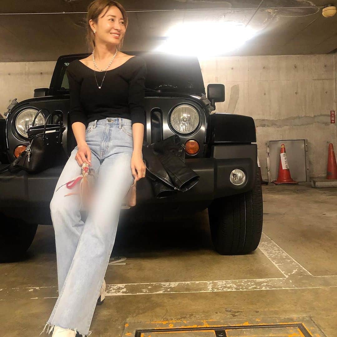 新山千春さんのインスタグラム写真 - (新山千春Instagram)「I love JEEP🤎  13年乗り続けてると、 毎回遠出するたびに  　頼むね！！がんばれ！って 願う気持ちで乗ってる。笑  13年使ってる ホロだから、たまに 雨漏りもするよ。😋  でもホロだけ新しく 買えかえる気持ちには まだなれなくて💦  念のための アロンアルファと ガムテープもかかせない🤣  ちなみに JEEPのYouTubeは  https://m.youtube.com/watch?v=l4b6p3VVIIQ  #JEEP #jeepwrangler  #jeepのある生活  #jeeplife  #JEEP女子 #新山千春 #愛用 #長く楽しむ #長く大事に」4月5日 20時59分 - chiharuuu_0114