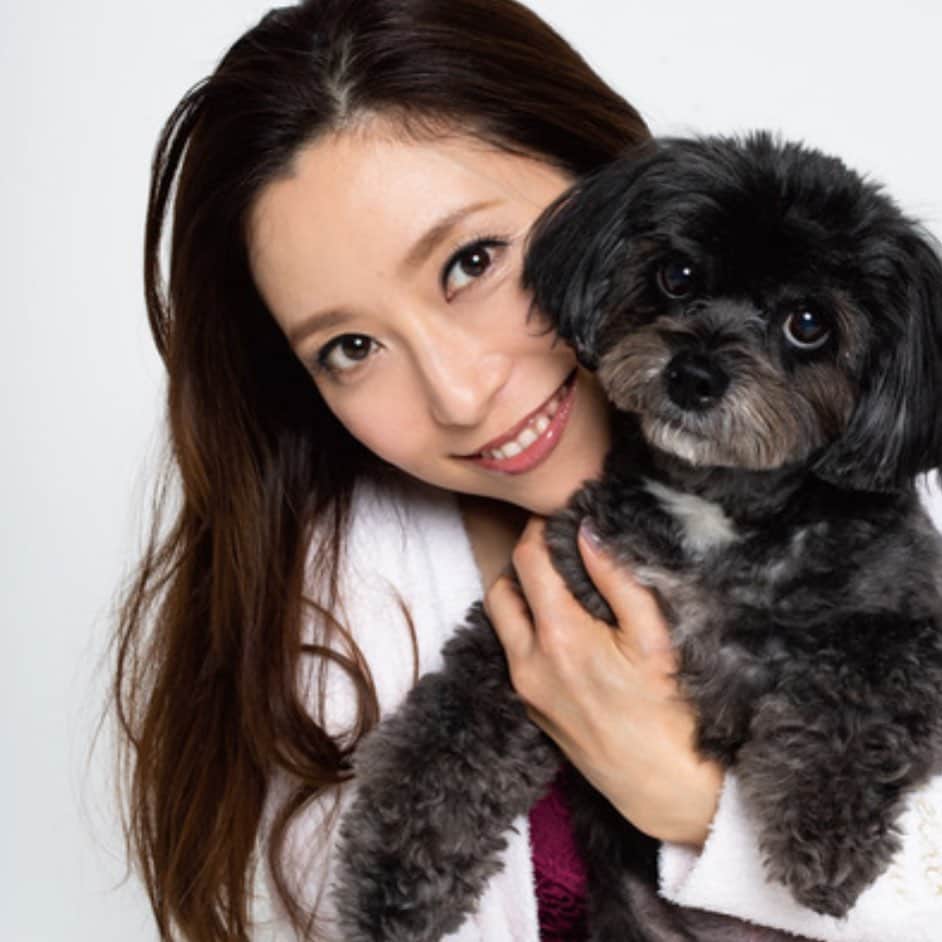 白木優子のインスタグラム：「今週9.10.11(金土日)渋谷ギャラリー・ルデコにて写真展を開催致します。この写真展のテーマは「various me」。優しさ儚さ愛おしさ強さなどいろんな私をアートな写真と自作のエッセイで表現しています。 入場は無料で、私の在廊時間は、 9日14:00〜19:00 10日11:00〜19:00 11日11:00〜18:00 途中食事に出る時はTwitterのツイートにてお知らせします。 よかったら是非見に来てくださいね❣️ #写真展 #ギャラリールデコ #白木優子」