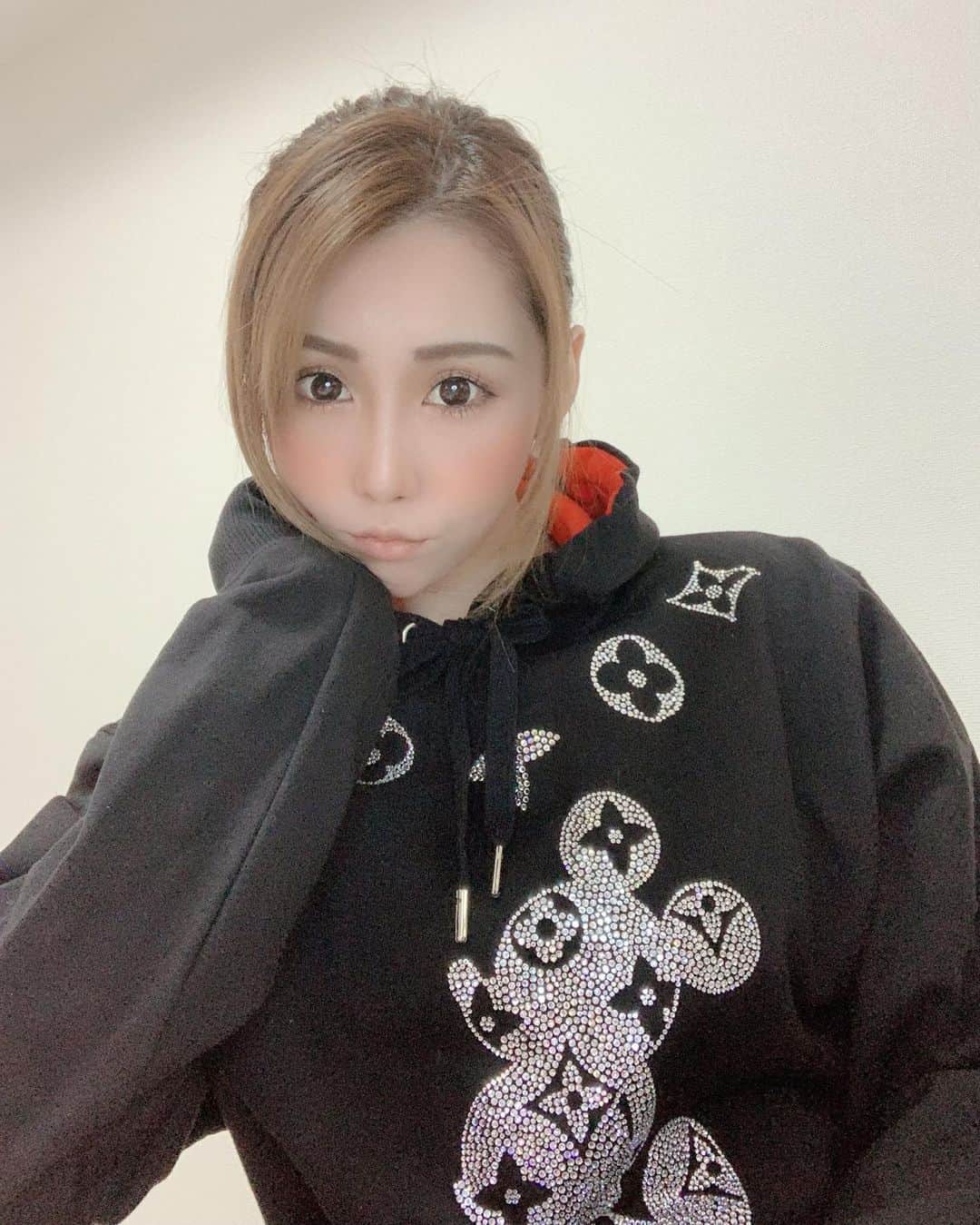 芹澤明日香さんのインスタグラム写真 - (芹澤明日香Instagram)「. . 今日寒すぎてビックリした🥶 お腹いっぱいなので寝ます🐷⭐️  てか、内カメラ様子おかしい、、、 . #シングルマザー #シンママ #アラフォーママ #ナチュラルメイク  #おやぷみ #goodnight」4月5日 21時09分 - 1219asuka