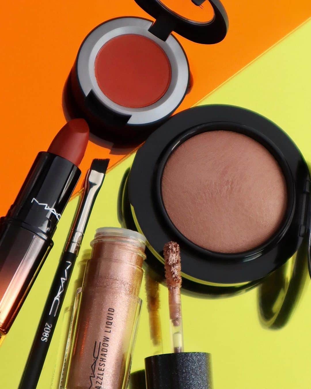 M∙A∙C Cosmetics Japanのインスタグラム：「【いよいよ明日先行発売！】 ひとぬりで、ぷるんとラブリーな唇へ！ 🆕ラブ ミー リップスティックから、 オレンジレッドのメイク ミー ケアに合わせたメイクルックご紹介🌸✨ ㅤ 《使用製品》 ＊LIPS ☑︎ラブ ミー リップスティック メイク ミー ケア ＊EYES ☑︎パウダー キス アイシャドウ ソー オート ライト ナウ ☑︎ダズルシャドウ リキッド ビーム タイム ＊BLUSH ☑︎M·A·C ミネラライズ ブラッシュ ウォーム ソウル ㅤ *2021/4/6(火) 公式オンライン先行発売 ※午前10時発売予定。システムの影響により、多少前後する可能性がございます。何卒ご了承ください。 *2021/4/9(金) 全国発売 ㅤ Shot by M·A·C EVENT ARTIST Hatsuo Arisaka @hatsuo_mua ㅤ #MACLOVEME #MACラブミー #オレンジメイク #オレンジリップ」