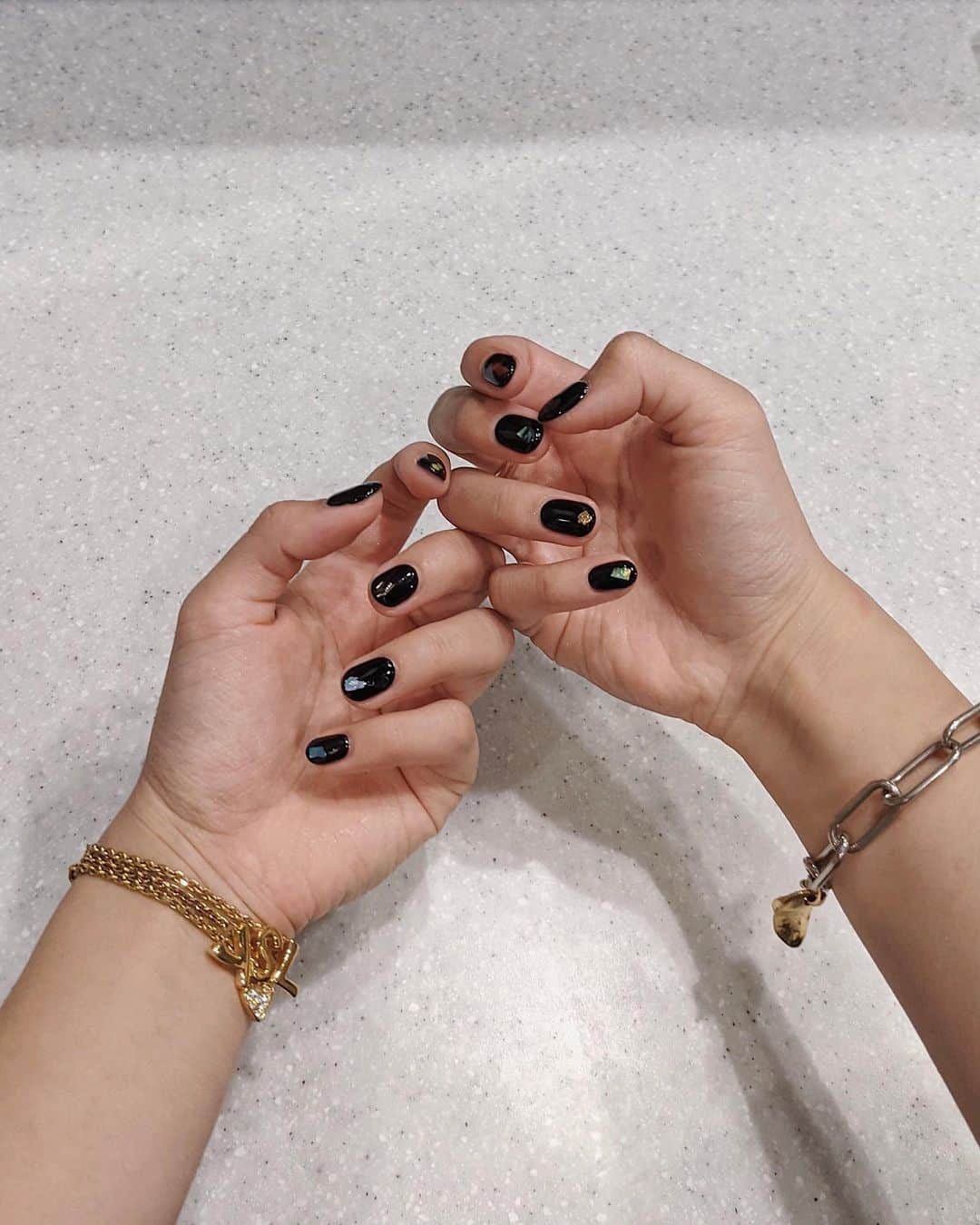 Julia Castroさんのインスタグラム写真 - (Julia CastroInstagram)「💅🏻🖤🖤🖤 ずっとやってみたかった黒のネイル 想像以上に可愛いいい！！！ シンプルなブラックの上にカラーシェルを添えて可愛くしてもらいました🐚 イメージを伝えると色んなネイルスタイルを提案してくれるネイルさん、どタイプなネイルに仕上げてくれていつもありがとうございます🖤 . #gelnails #black #nails #nailstagram  #simplenails #nail #ジェルネイル  #シンプルネイル」4月5日 21時20分 - julia.c.0209