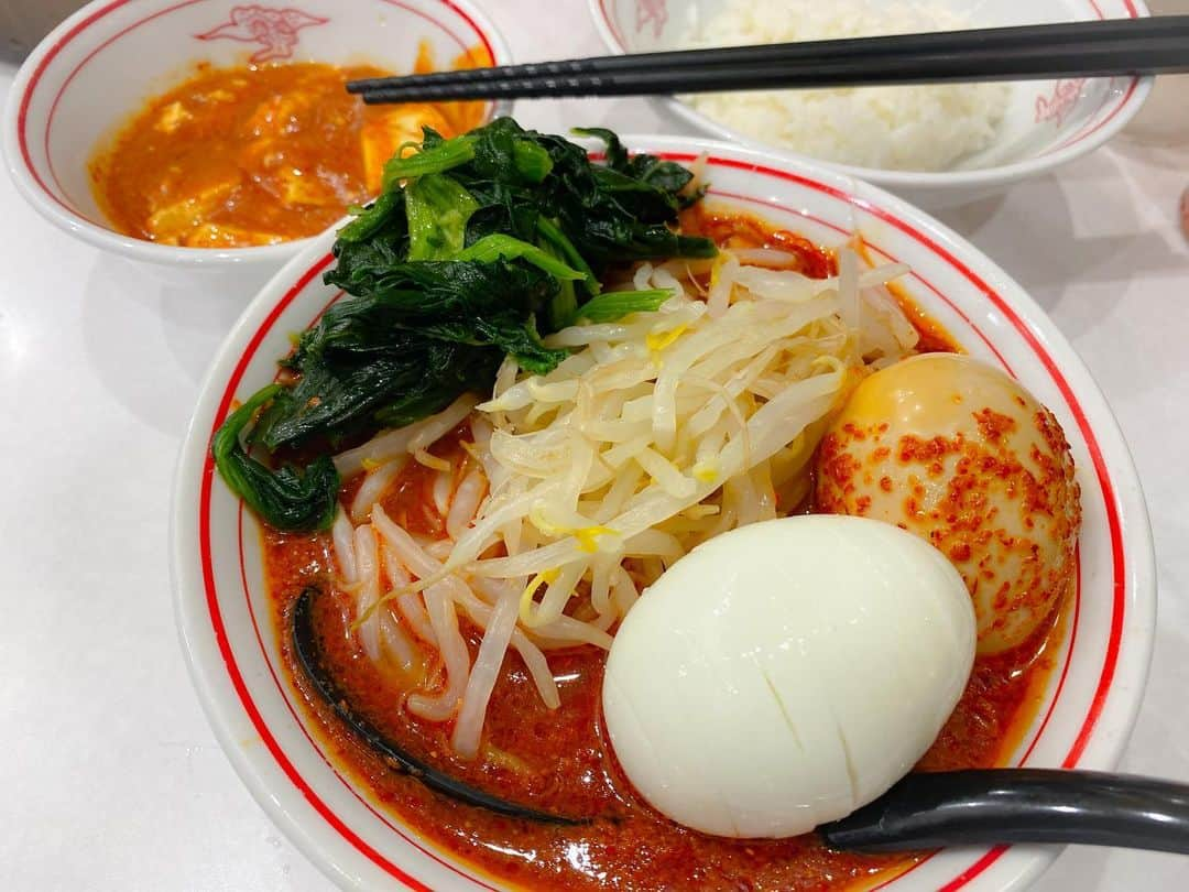 AYASAさんのインスタグラム写真 - (AYASAInstagram)「🍜🔥 赤の補充その③ これはたぶん2月下旬くらいの中本さん…だと思われる！ この日は辛さを2倍とかにはせずにデフォルト北極を頼んだのですが、絶対2倍だ🔥🔥っていう辛さしてた😎✨攻めの北極さん😎✨ ・ 🍜 #北極 #北極ラーメン  #レディースセット  #すぺちょう (#スペシャル超硬麺 ) #北極味玉 #ほうれん草  ・ ・ #蒙古タンメン中本 #中本 #健康第一激辛党 #横列３つ赤いの揃えるの好き」4月5日 21時32分 - ayasa_doya