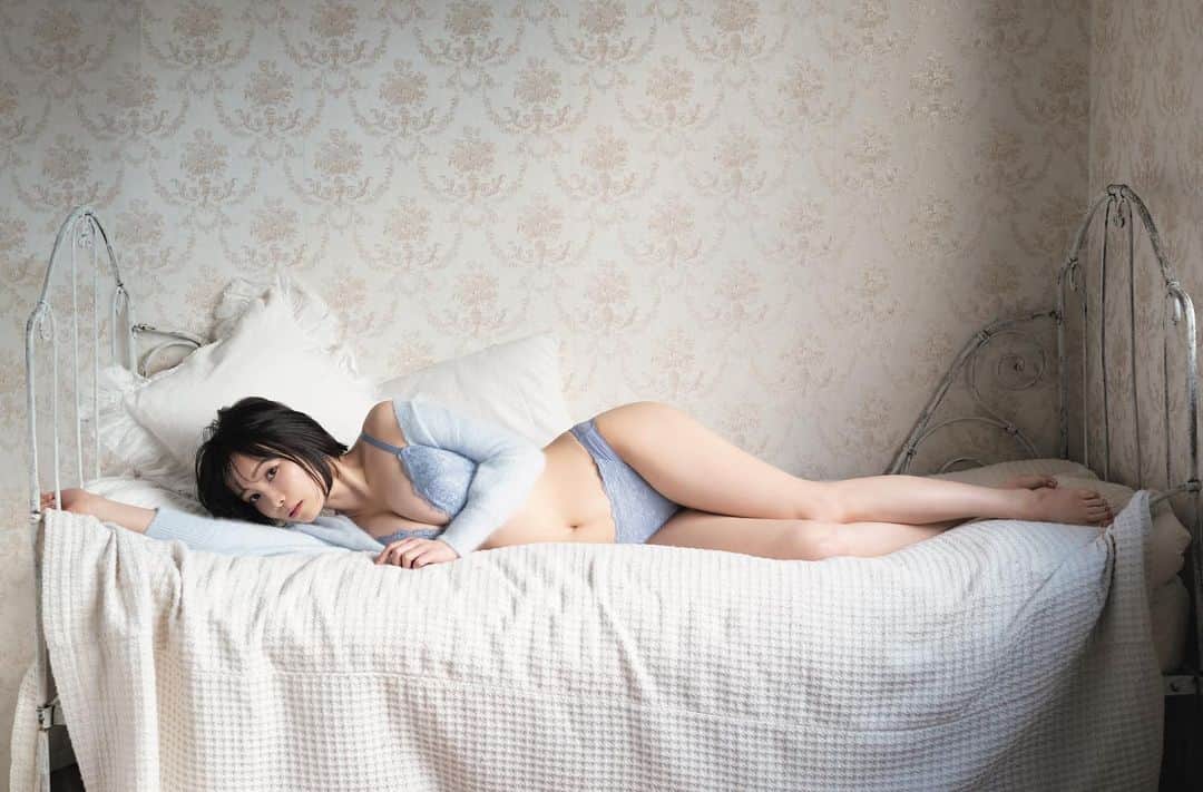さくまみおのインスタグラム：「今のところリア友からの人気が一番高いのはP12〜13…ありがとぉぉぉーう ⁄(⁄ ⁄•⁄-⁄•⁄ ⁄)⁄笑  初書籍「胸は大きく、体は細く！グラマラスレンダー習慣」(KADOKAWA) 3月29日より全国書店やAmazon等で発売中📚𓂃 𓈒𓏸  ＼Special Thanks...♡／ カメラマン：長谷川梓さん(グラビアページ、ロケ撮影) webサイト：http://azusahasegawa.com/ Instagram：https://www.instagram.com/azusahasegawa/  #さくまみお本 #グラマラスレンダー習慣  #美ボディ研究部 #部長 #可愛いおばあちゃんになるために」