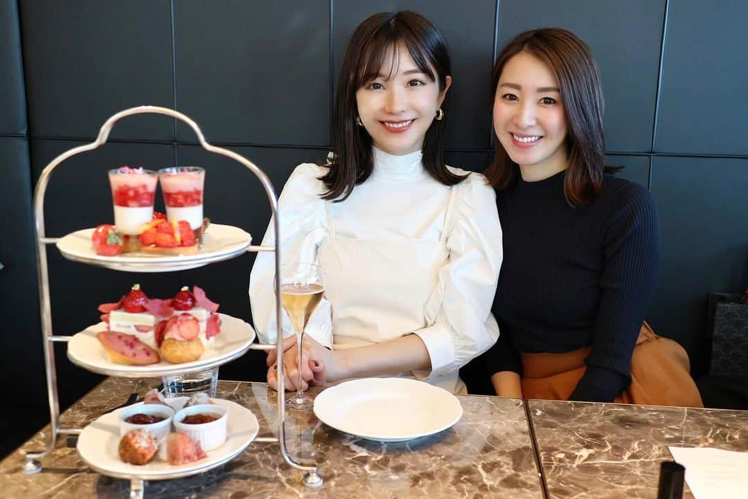 杉下理世のインスタグラム：「ちょっと前にゆきちゃんと青山グランドで🍓のアフタヌーンティー☕︎しました🌸 私はそんなに甘いものが好きな方ではないのですが、いちごのアフタヌーンティーだけはどうしても毎年行っておきたい❣️と、毎年ゆきちゃんを誘います☺️🍓 ゆきちゃんは美意識がとても高いので、いつも最新の美容情報を教えてくれたり、最近買ったオススメアイテムとかも色々レクチャーしてくれます☺️💓 さっぱりした性格が、とっても居心地良くて、楽なんです☺️💛 #アフタヌーンティー #苺 #いちご #苺のアフタヌーンティー #青山グランドホテル #aoyamagrandhotel #andrearossi #アンドレアロッシ #cafe #青山カフェ #東京 #tokyo」