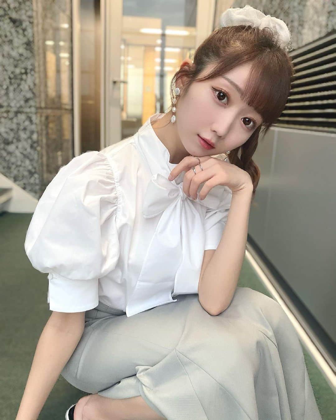 大谷映美里さんのインスタグラム写真 - (大谷映美里Instagram)「🦢 ㅤㅤㅤㅤㅤㅤㅤㅤㅤㅤㅤㅤㅤ 昨日のお洋服はこちらでした🤍 ポニーテールとシュシュ♪ ㅤㅤㅤㅤㅤㅤㅤㅤㅤㅤㅤㅤㅤ Tops&skirt #snidel  Mule #meltthelady  Scrunchie #pommedamour  ㅤㅤㅤㅤㅤㅤㅤㅤㅤㅤㅤㅤㅤ アクセサリー いつもはゴールドが多いけど、 寒色系にしたの🧖🏻‍♀️💍☁️」4月5日 22時19分 - otani_emiri