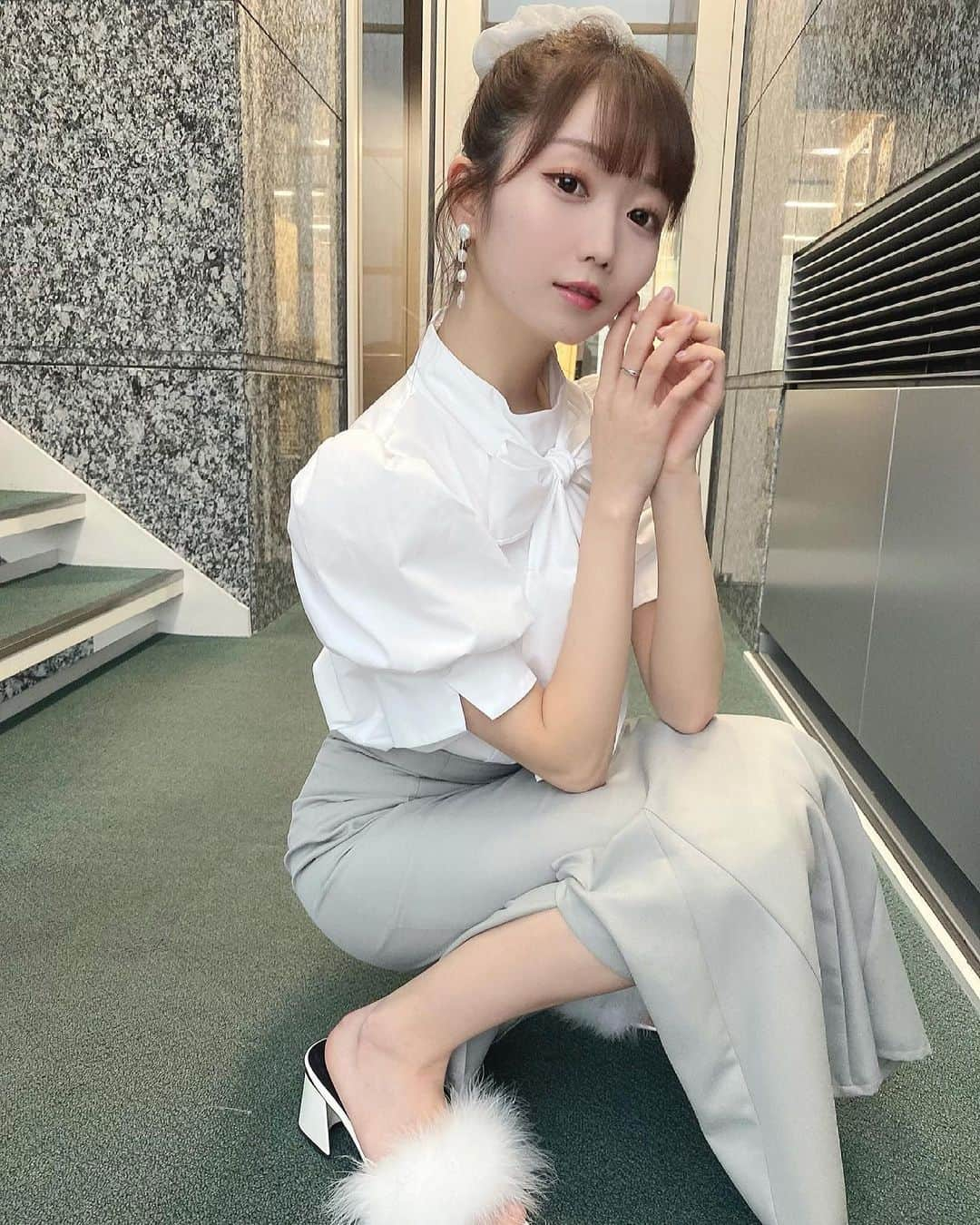 大谷映美里さんのインスタグラム写真 - (大谷映美里Instagram)「🦢 ㅤㅤㅤㅤㅤㅤㅤㅤㅤㅤㅤㅤㅤ 昨日のお洋服はこちらでした🤍 ポニーテールとシュシュ♪ ㅤㅤㅤㅤㅤㅤㅤㅤㅤㅤㅤㅤㅤ Tops&skirt #snidel  Mule #meltthelady  Scrunchie #pommedamour  ㅤㅤㅤㅤㅤㅤㅤㅤㅤㅤㅤㅤㅤ アクセサリー いつもはゴールドが多いけど、 寒色系にしたの🧖🏻‍♀️💍☁️」4月5日 22時19分 - otani_emiri