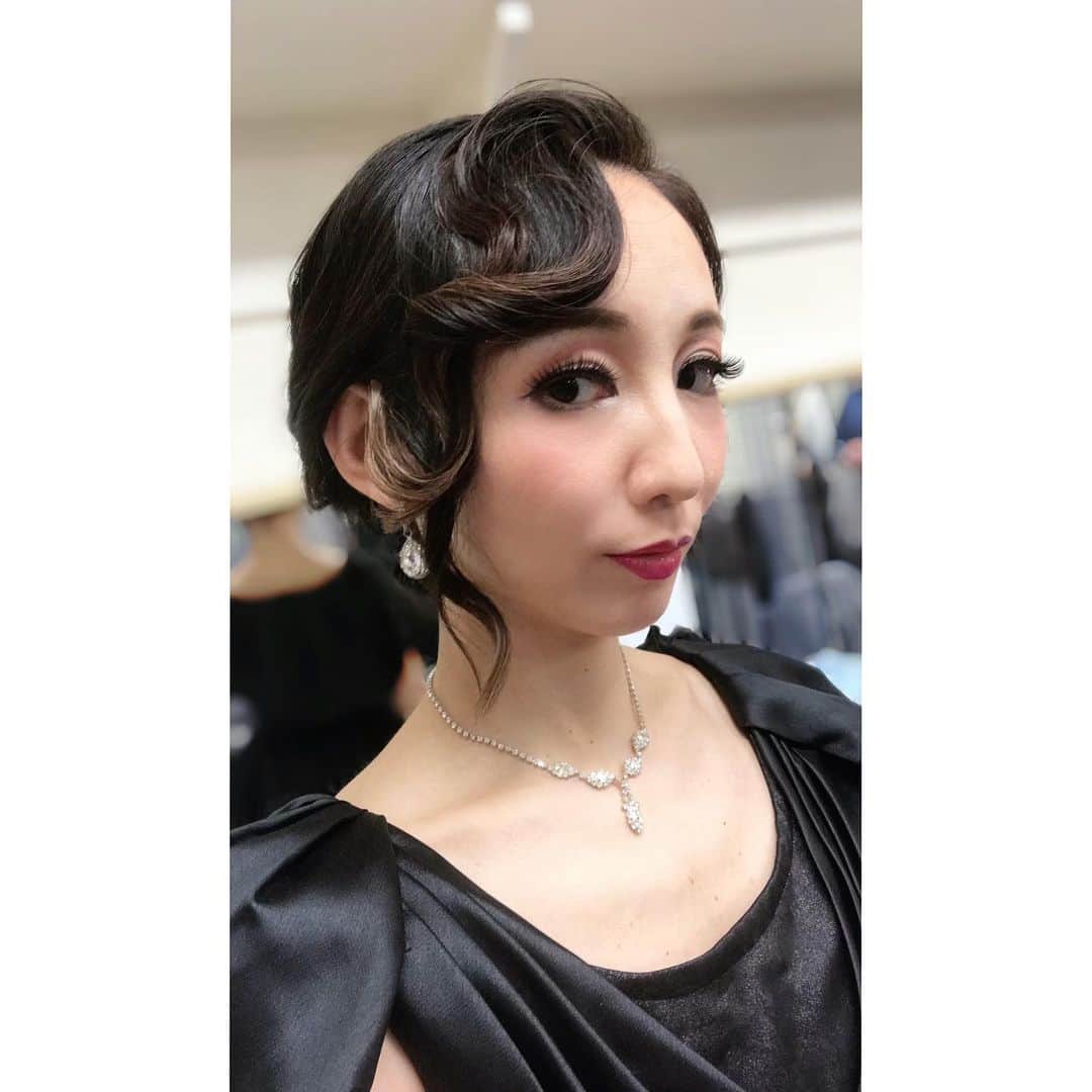 咲希あかねのインスタグラム：「#エリザベート#ガラコンサート ♪ 初日はAnniversary25周年ver.でした😚  “神7” トート様がプロローグで7人並び、右手をあげ雷鳴⚡️を呼ぶお姿は圧巻で最高😍  Anniversary ver.の衣装は皆さんご自分で用意されていて(全日程ｷｬｽﾄ以外)、みなさんそれぞれ本当に素敵なんですよ✨ 場面によって変えられてたり…私みたいな宝塚ファンには何倍も楽しめる公演です🤤  Anniversary ver.の髪型☝︎ 自分でやっています😊 スターレイなので大人っぽくフィンガーウェーブ♪ コテで後ろ向きに巻いて→ウネウネ形を作りながらクリップで止めて→vo5をシュ！ です…🤣笑 ←  明日からはコスチュームver. が始まります！ 役ごとに衣装＆かつらを替えて、よりエリザベートの世界観へ❤️  現役の時はかつらを自分で考えて作っていましたが、OG公演は全て用意してくださるんです✨ 普段セレクトしないものもあって、新鮮でたのしい😌  1幕プロローグ女官で始まり、 親戚の叔母(青のワンピース) 結婚式の参列者(ピンクのドレス) カフェの市民(緑色ワンピース) 侍女(水色に白エプロン) 2幕はエーヤンの民衆、 スターレイです😊 出てない時も袖でカゲコーラスしてます♪(大好きなミルクの場面も袖で舞台上かと思うくらい熱くカゲコしてます🤣出たかった…)」