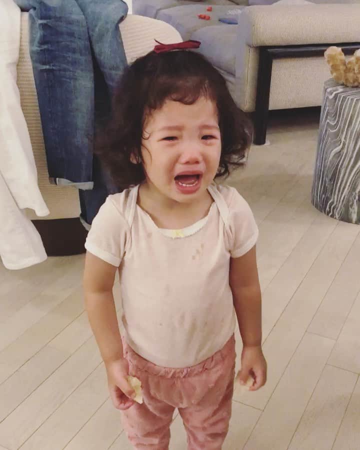 廣瀬規子のインスタグラム：「心配ごとって尽きない。 だから心配ってキリがない。  わかっているのに、たまに自分自身の心配の渦に巻き込まれることがある。  ちょっと、この2ヶ月くらい、 母としての私は、とあることで娘のことが心配になって、アタフタしてました、、。 で、それもようやく落ち着いてきて、 やっと冷静に、俯瞰して見られるようになって来た今、改めて思うこと。  心配をしている時は、子供にその波動が伝わらないようにする事が、親の務めなのではないかと。  他の対人関係だってそうですよね。 でも、近いからこそ、伝わりやすいからこそ、心配や負の波動を伝わらないようにすることが、本当に大切だなぁと。 自分が勝手に心配している渦に、我が子を巻き込んじゃあ、いかん。 子供たちは、日々新しい経験をして、確実に大人になってるもの😌  この動画は、1歳半くらいかな。 ロスに行った時、パパに娘を託してほんの数時間、お友達とディナーしに行った時の娘の様子。  そう言えば、昔は『マミィ〜』って、呼ばれてたなぁ、、、  この頃のことを思うと、もう随分お姉さんです。  昨夜は、『大人って大変だよね〜』って、言ってたし。笑  #書き残しておかないと #今のこの気付きも #私はすぐ忘れてしまうから #新米ママは新しい事例の前ではずっと新米  #心配ごと #4歳女の子 #子育て #親育て」