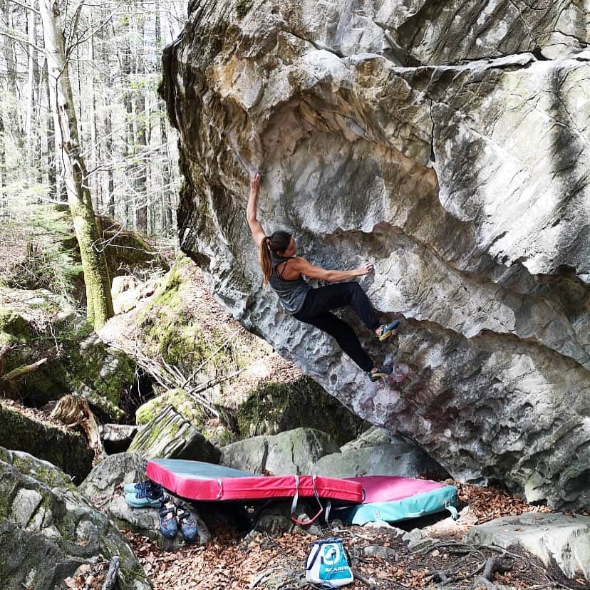 レベッカ・ストッツのインスタグラム：「It’s great to discover new areas and spending time with friends :) 🐣☀️ @baechlibergsport @blackdiamond @scarpaspa  #blausee #vernayaz #easter #climbing #bouldering #outdoor #beautifulswitzerland」