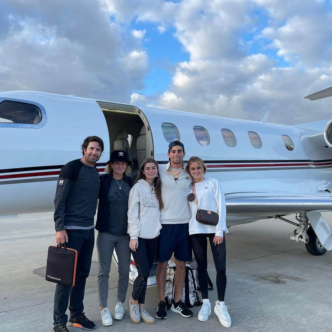 ホアキン・ニーマンのインスタグラム：「Off to Augusta! @themasters #themasters  . . @pamelazentenop @christinahellema @maureen_niemann @edomiquel @em_academy #themasters #privatejet #augusta #augustanational #augustaga @adidasgolf @pingtour @avocadosfromchile @rolex @titleist」