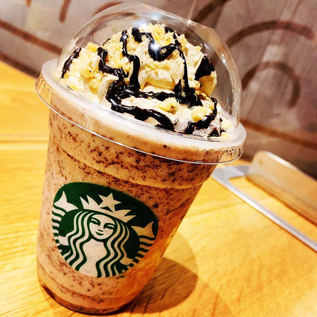 相羽あいなのインスタグラム：「バナナンアーモンドミルクフラペチーノ✨ 売り切れ店舗たくさんで全然会えなかったけど、やっと会えました🙆‍♀️💕 チョコバナナにしたくてこのカスタマイズで飲んだ🤤 #スタバ #あぃすた」