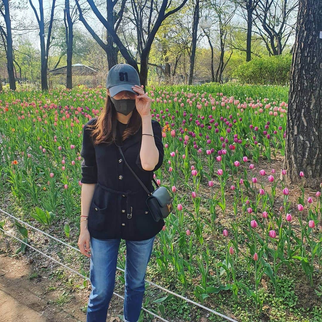 チャ・イェリョンさんのインスタグラム写真 - (チャ・イェリョンInstagram)「인아랑 꽃 꽃 꽃  천국❤  인아는 꽃,잔디,흙 ,바람.나무🌿🌲자연을 좋아해요👶🌸🌷🌼  자연과 함께 오늘도  인아사랑💕💕  모자 정보 많이 궁금해 하셔서 테그 해뒸어여 @mudidi_official  무디디입니다🥰」4月6日 0時08分 - chayeryun