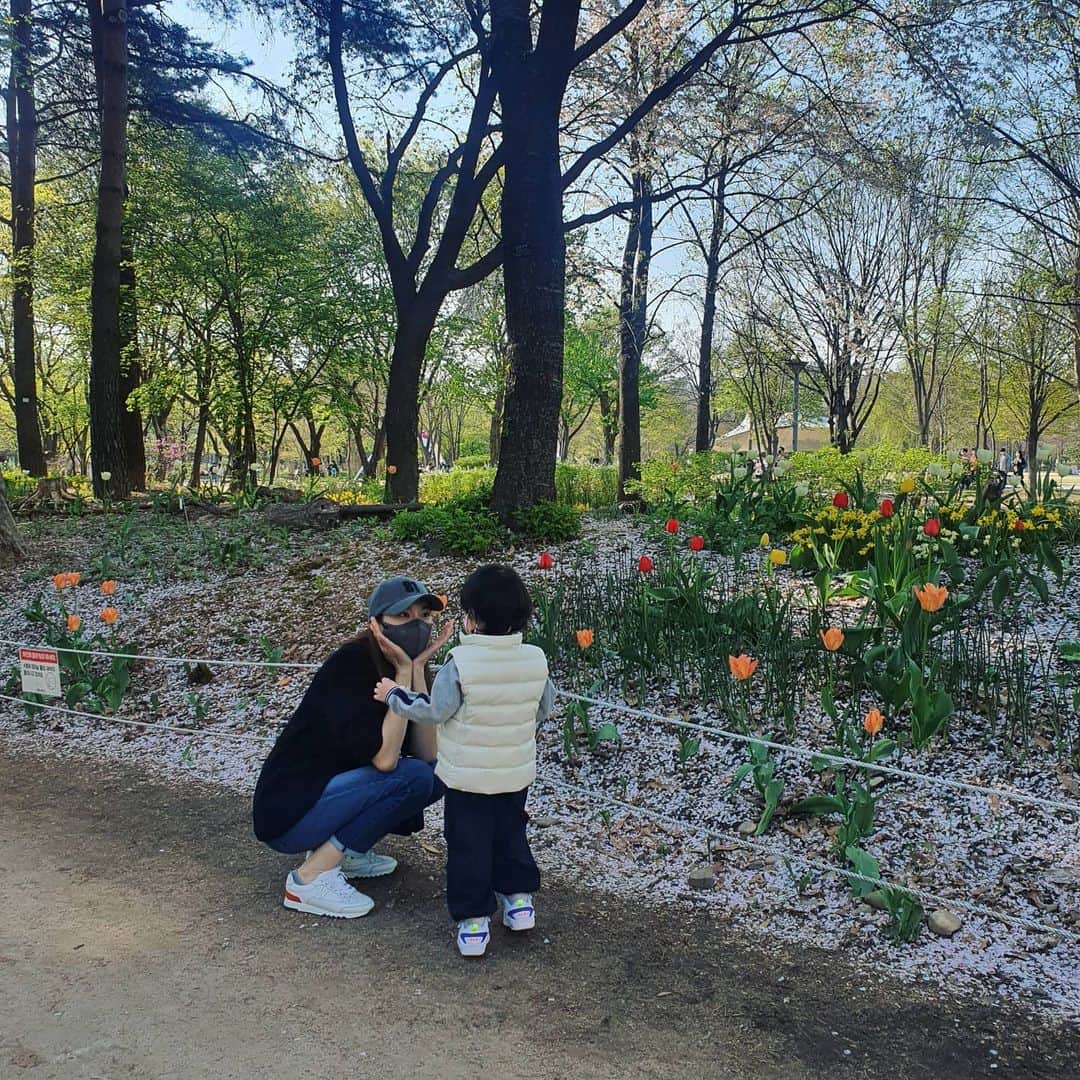 チャ・イェリョンさんのインスタグラム写真 - (チャ・イェリョンInstagram)「인아랑 꽃 꽃 꽃  천국❤  인아는 꽃,잔디,흙 ,바람.나무🌿🌲자연을 좋아해요👶🌸🌷🌼  자연과 함께 오늘도  인아사랑💕💕  모자 정보 많이 궁금해 하셔서 테그 해뒸어여 @mudidi_official  무디디입니다🥰」4月6日 0時08分 - chayeryun