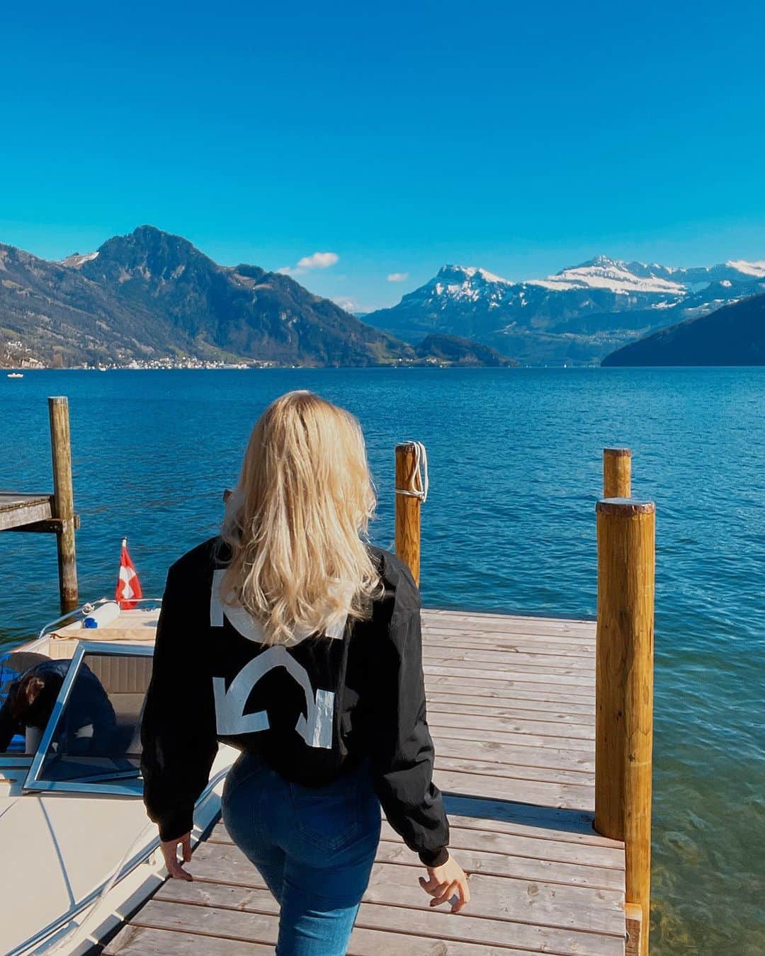 エカテリーナ・コバのインスタグラム：「Невероятная красота 😍💔 Вид на Люцернское озеро у подножья Швейцарских Альп 🏔 Как Вам пейзаж ?」