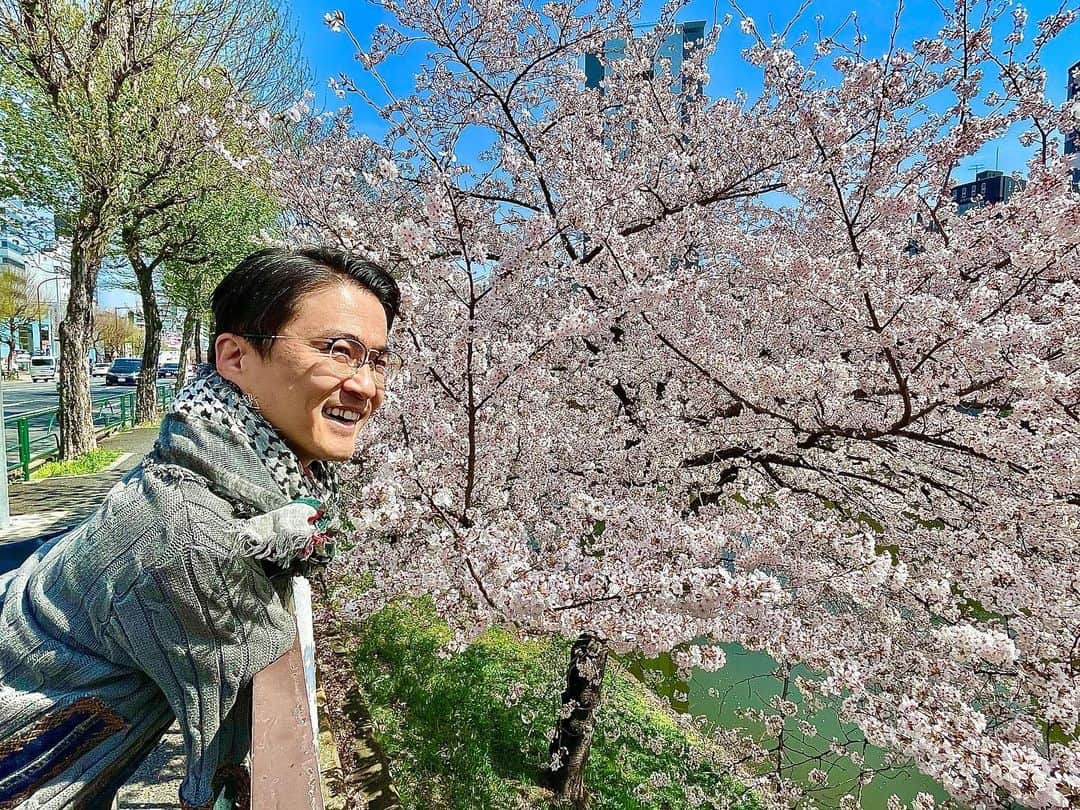 乙武洋匡さんのインスタグラム写真 - (乙武洋匡Instagram)「45歳を迎えました。  これもひとえに日頃から支えてくださっているみなさんのおかげです。  感謝の気持ちを忘れずに、今年もチャレンジを続けていきます。  引き続き、応援よろしくお願いします！！  #乙武洋匡 #45歳 #4月6日生まれ  #誕生日 #Birthday」4月6日 0時39分 - ototake_official