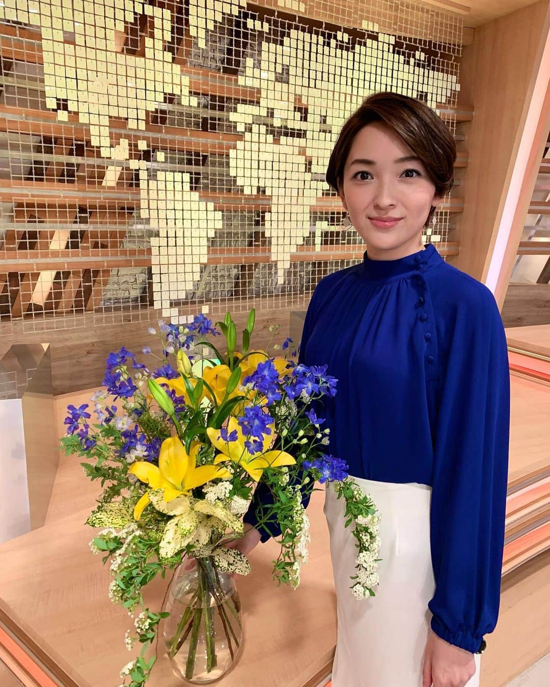 酒井美帆さんのインスタグラム写真 - (酒井美帆Instagram)「💙青いお花💙衣装がピッタリでした✨  花屋で見かけるとよく買うお花ですが… なんていう名前なんだろう…🤔💐」4月6日 1時37分 - miho_sakai_