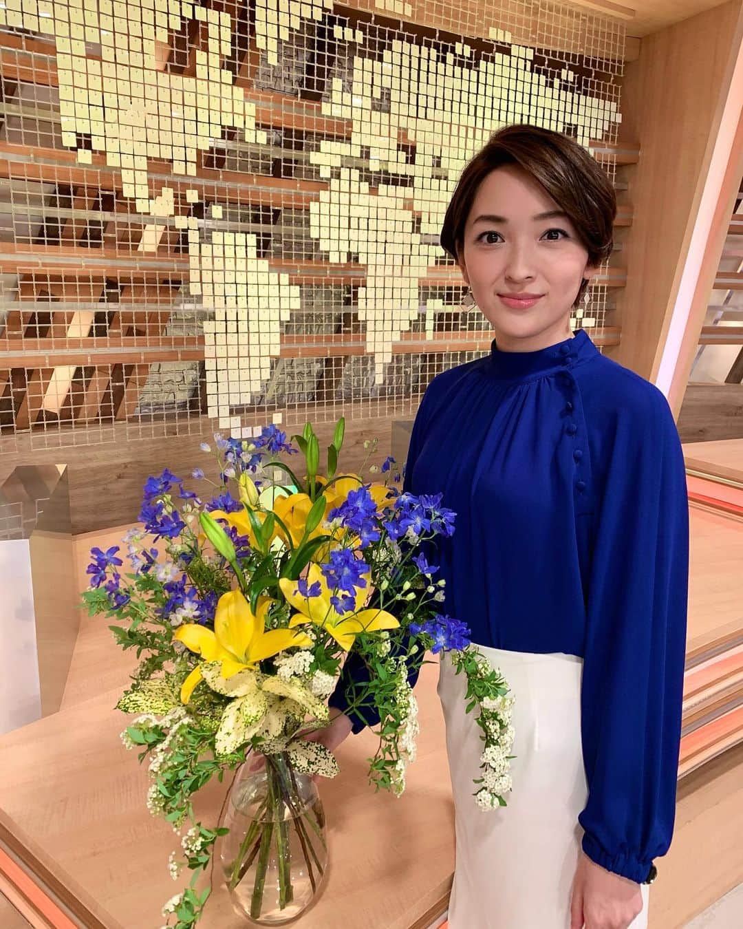 酒井美帆のインスタグラム：「💙青いお花💙衣装がピッタリでした✨  花屋で見かけるとよく買うお花ですが… なんていう名前なんだろう…🤔💐」